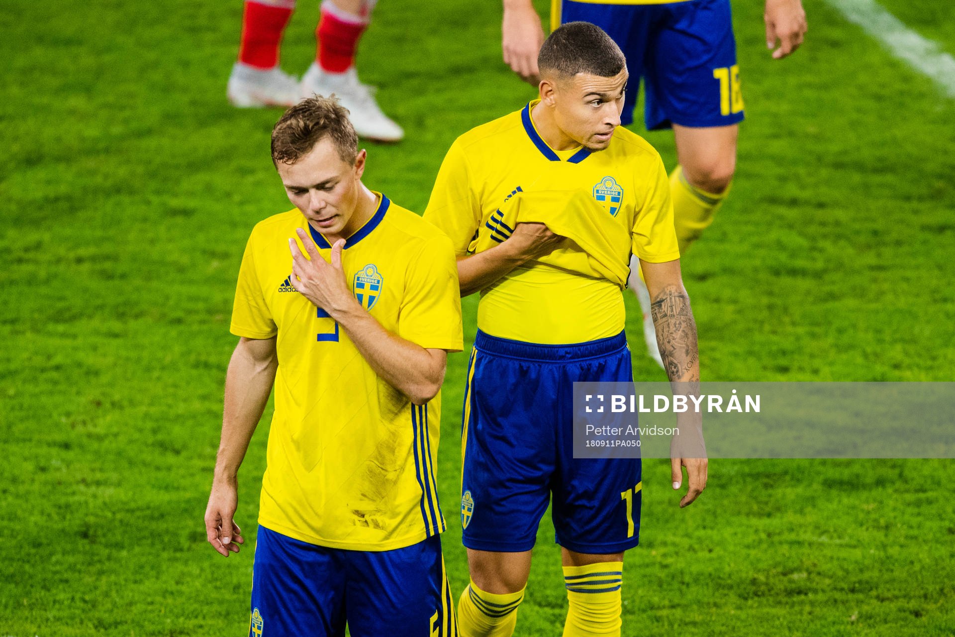 Sveriges Joel Andersson och Jordan Larsson deppar