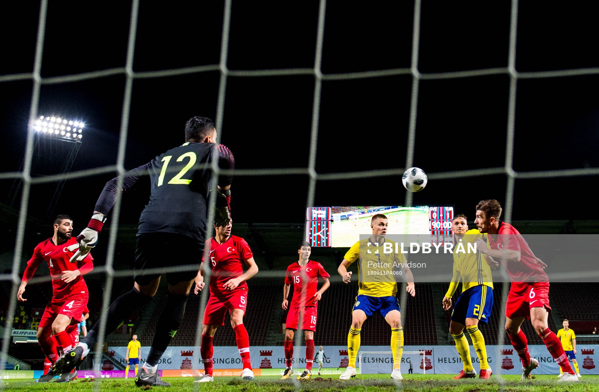 Sveriges Mattias Svanberg och Linus Wahlqvist mot Turkiets
