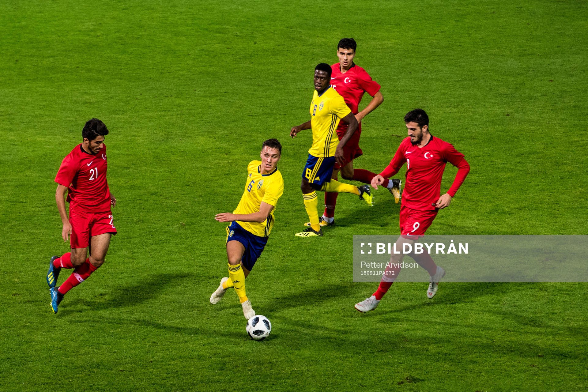 Sveriges Jonathan Levi och Isak Ssewankambo mot Turkiets Berkay Özcan, Kubilay Kanatsizkus och Deniz Hümmet under EM-kvalmatchen i fotboll mellan Sverige och Turkiet den 11 september 2018 i Helsingborg.