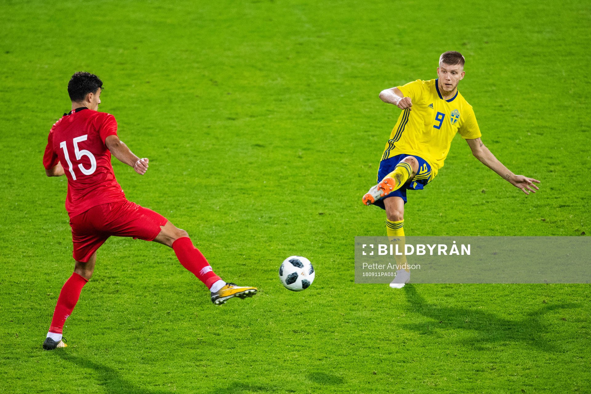 Turkiets Deniz Hümmet och Sveriges Anton Salétros under EM-kvalmatchen i fotboll mellan Sverige och Turkiet den 11 september 2018 i Helsingborg.