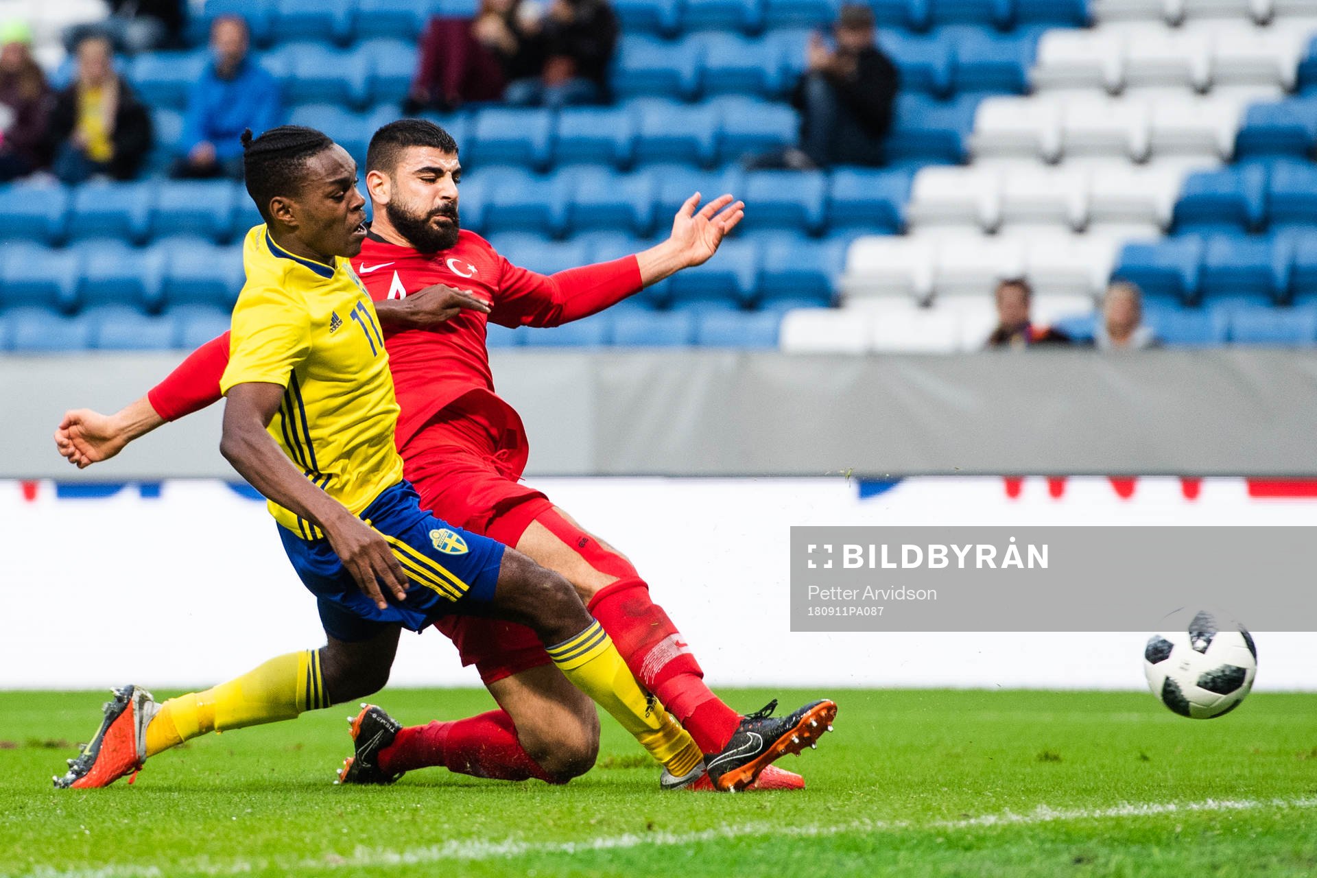 Sveriges Joel Asoro och Turkiets Dail Demirbag i kamp om bollen under EM-kvalmatchen i fotboll mellan Sverige och Turkiet den 11 september 2018 i Helsingborg.