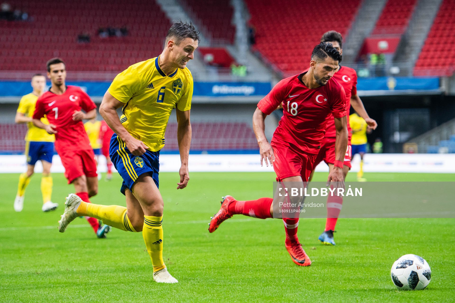 Sveriges Jonathan Levi och Turkiets Abdurrahim Dursun under EM-kvalmatchen i fotboll mellan Sverige och Turkiet den 11 september 2018 i Helsingborg.