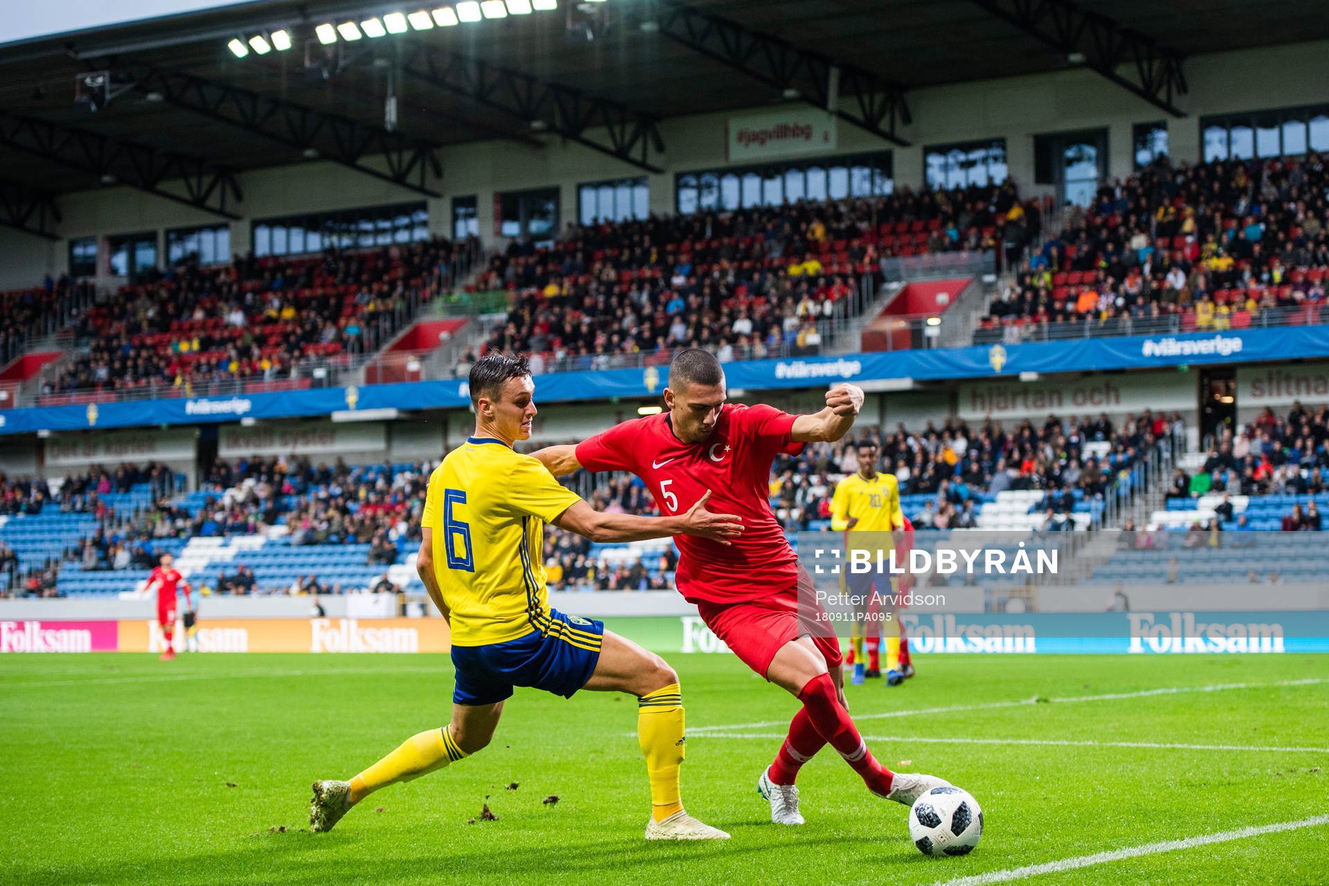 Sveriges Jonathan Levi och Turkiets Merih Demiral i kamp om