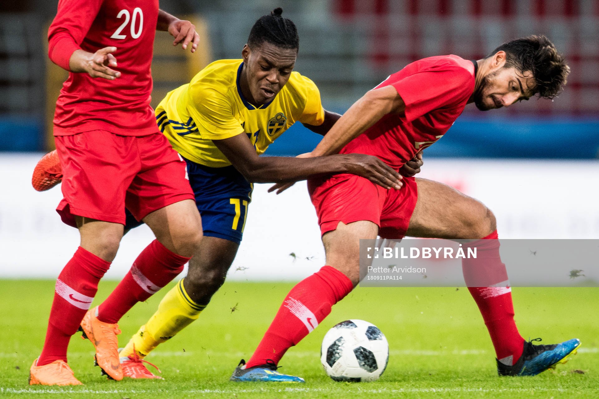 Sveriges Joel Asoro i kamp med Turkiets Berkay Özcan under EM-kvalmatchen i fotboll mellan Sverige och Turkiet den 11 september 2018 i Helsingborg.