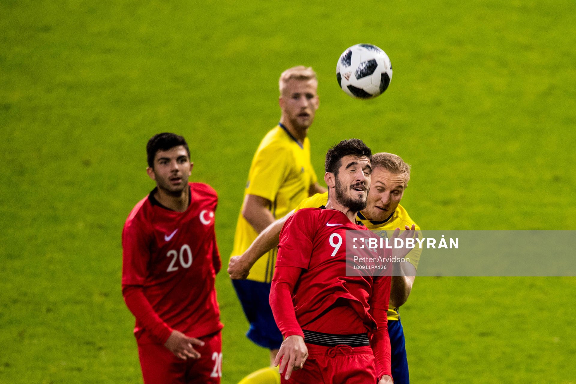 Turkiets Kubilay Kanatsizkus i nickduell med Sveriges Franz Brorsson under EM-kvalmatchen i fotboll mellan Sverige och Turkiet den 11 september 2018 i Helsingborg.