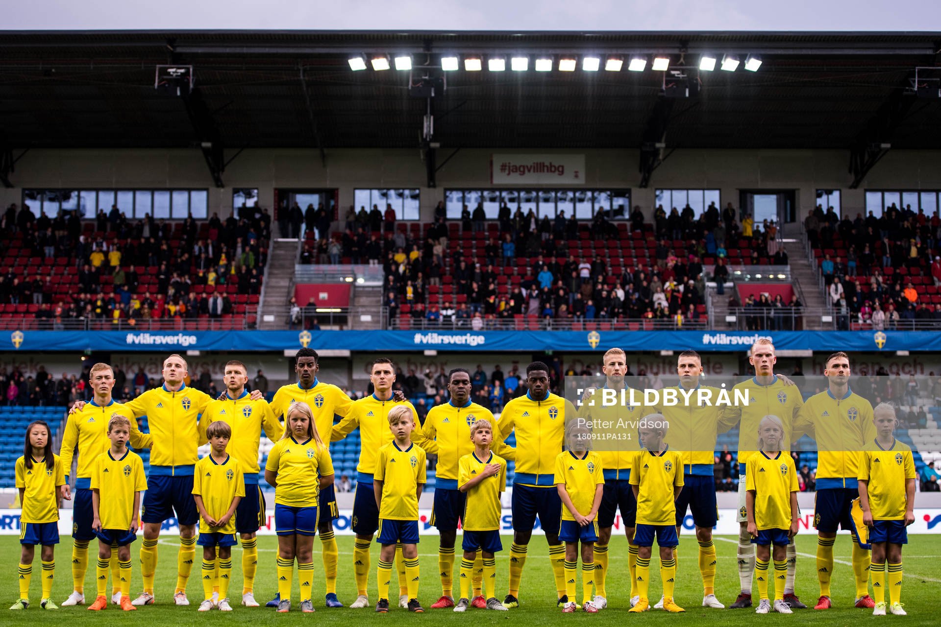 Sveriges spelare står uppställda under lineup med knattar inför EM-kvalmatchen i fotboll mellan Sverige och Turkiet den 11 september 2018 i Helsingborg.