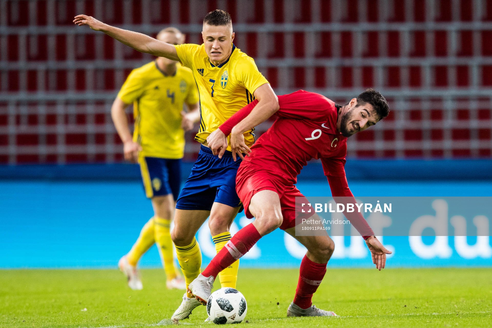 Sveriges Mattias Svanberg i kamp med Turkiets Kubilay Kanatsizkus under EM-kvalmatchen i fotboll mellan Sverige och Turkiet den 11 september 2018 i Helsingborg.