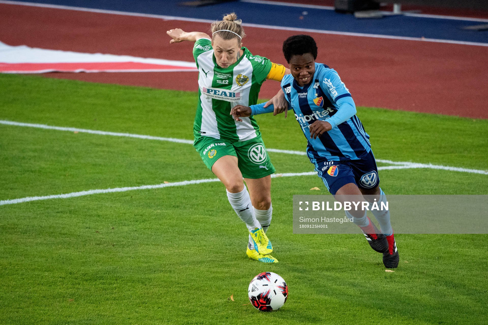 Hammarbys Olga Ekblom och Djurgårdens Portia Boakye