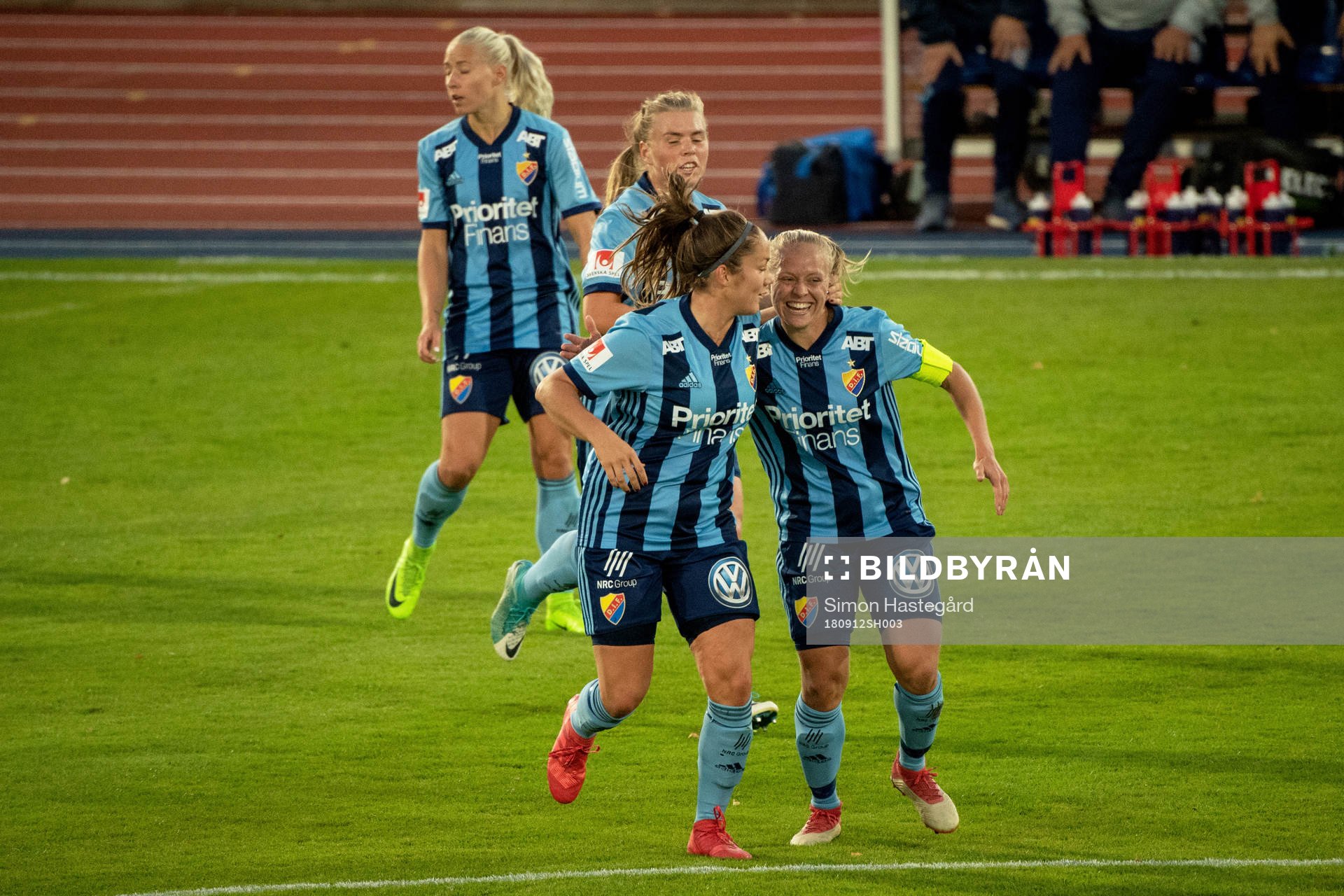 Djurgårdens Mia Jalkerud jublar med lagkamrater efter 1-0 under fotbollsmatchen i Damallsvenskan mellan Djurgården och Hammarby den 12 september 2018 i Stockholm.