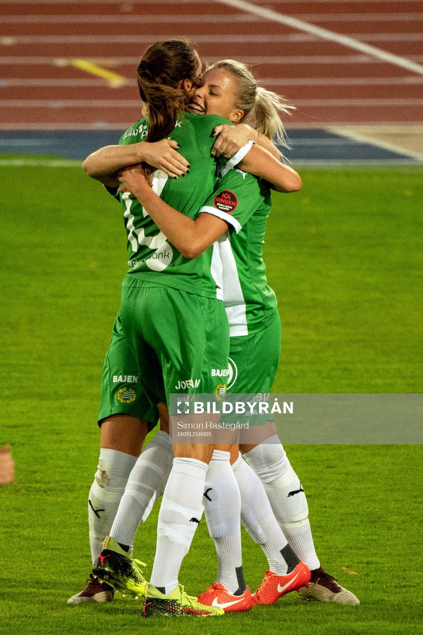 Hammarbys Lotta Ökvist jublar med lagkamrater