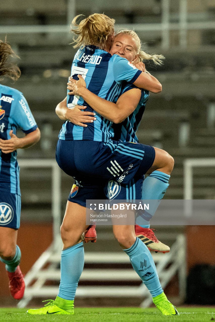 Djurgårdens Julia Spetsmark jublar med lagkamrater efter 2-1 under fotbollsmatchen i Damallsvenskan mellan Djurgården och Hammarby den 12 september 2018 i Stockholm.