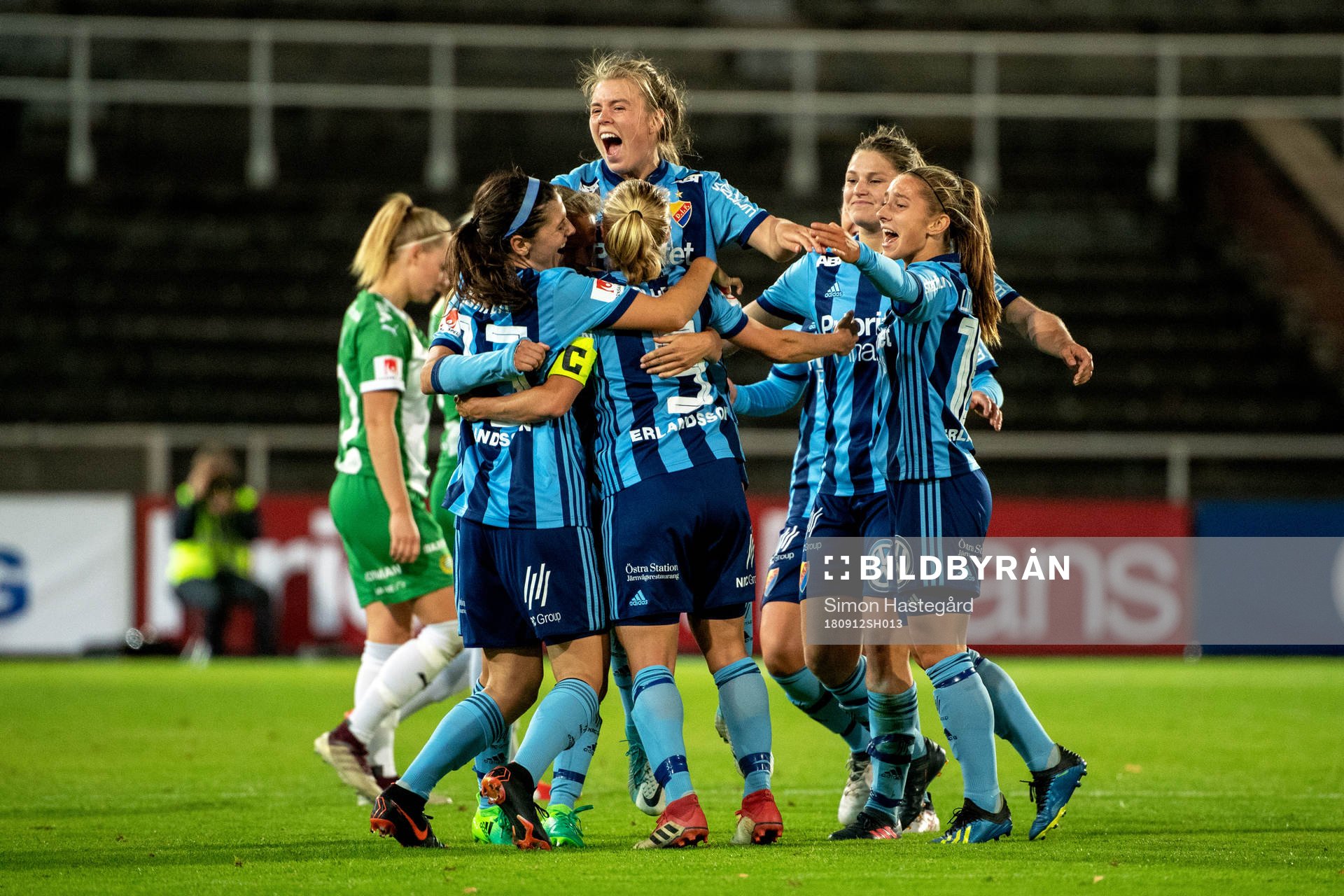 Djurgårdens spelare jublar efter fotbollsmatchen i Damallsvenskan mellan Djurgården och Hammarby den 12 september 2018 i Stockholm. 