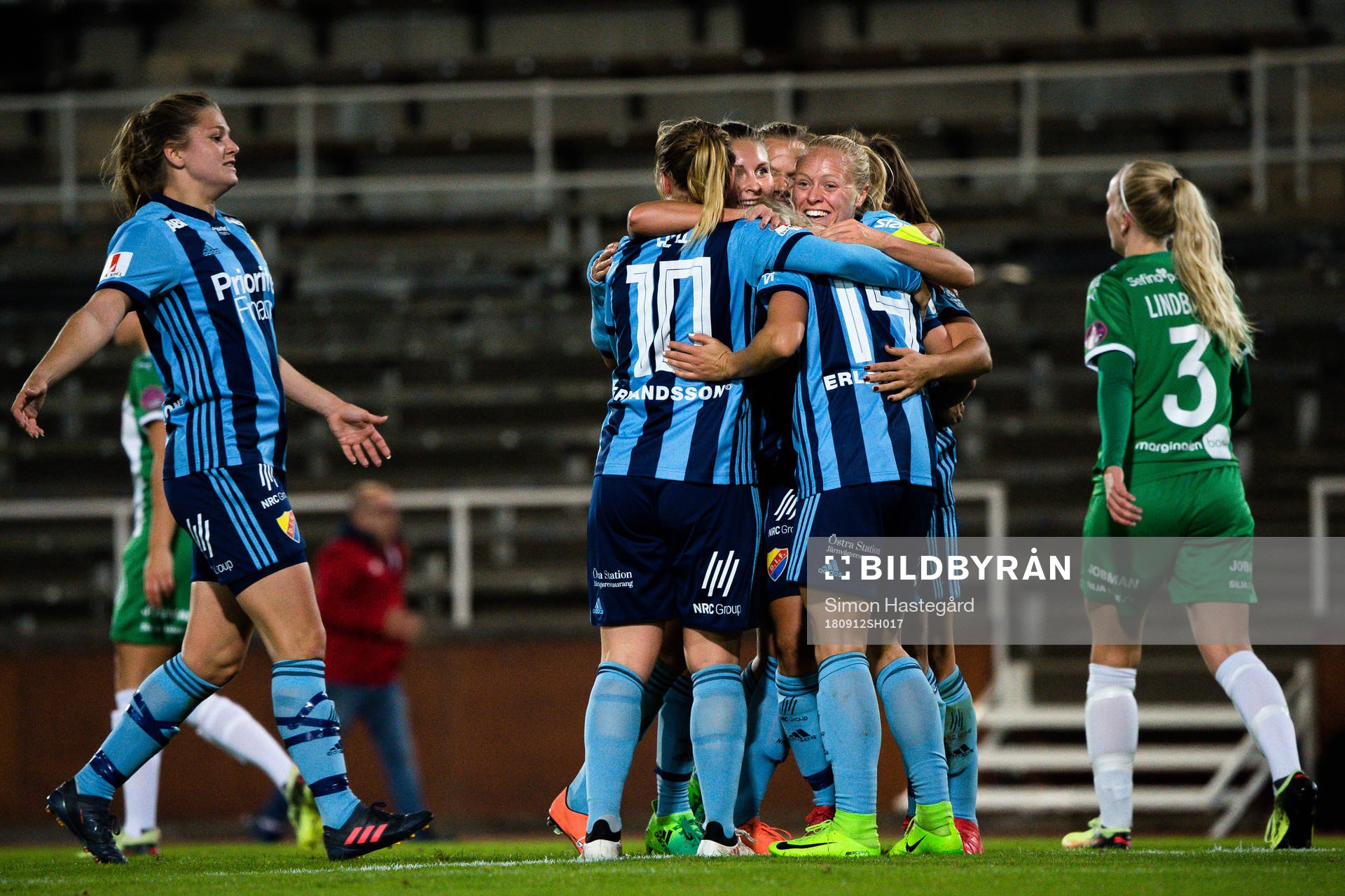 Djurgårdens spelare jublar med Julia Spetsmark