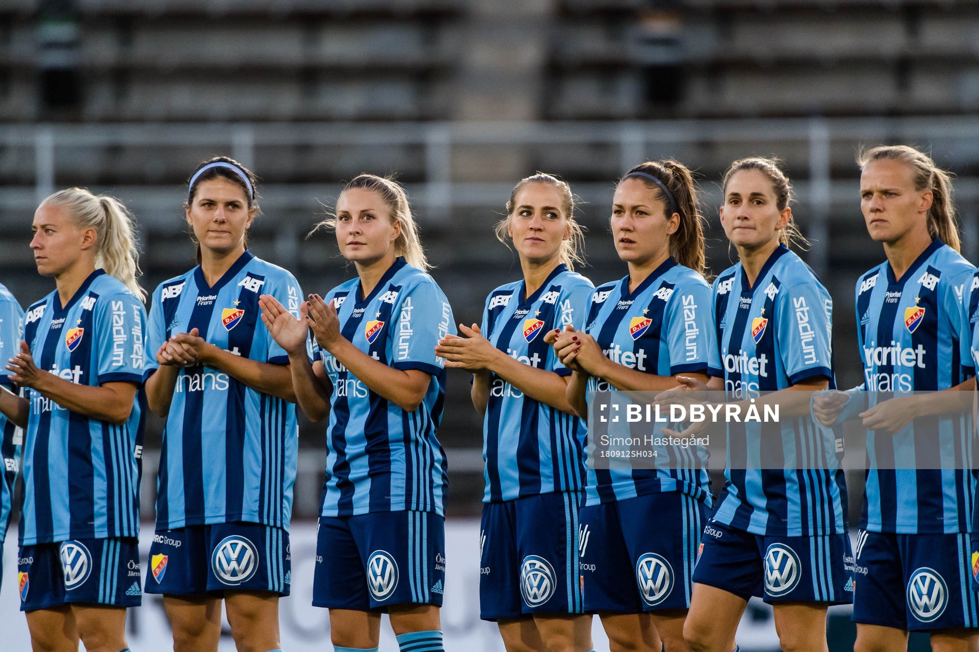 Djurgårdens spelare före fotbollsmatchen i Damallsvenskan