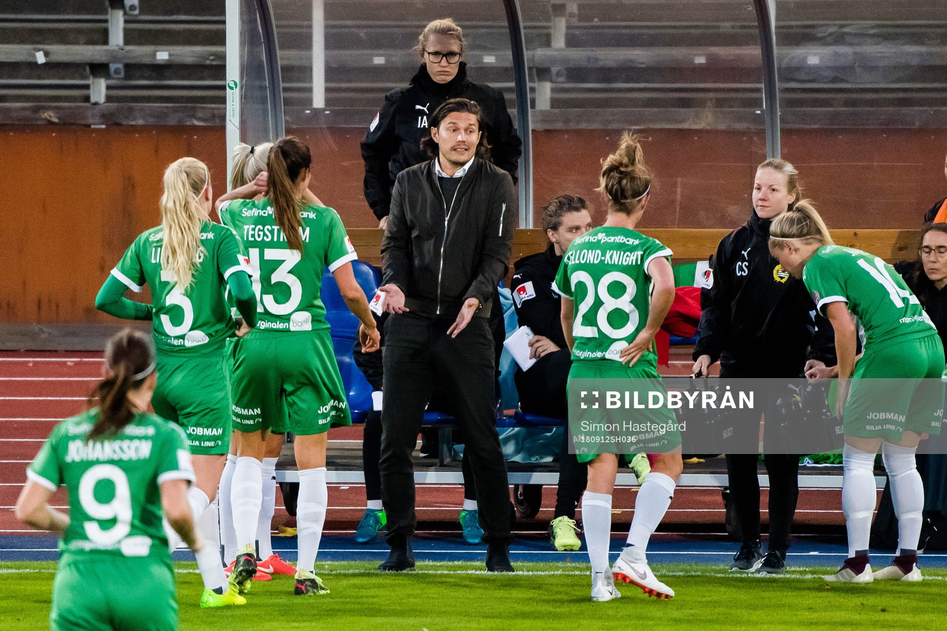 Hammarbys tränare Isak Dahlin i samtal med spelarna