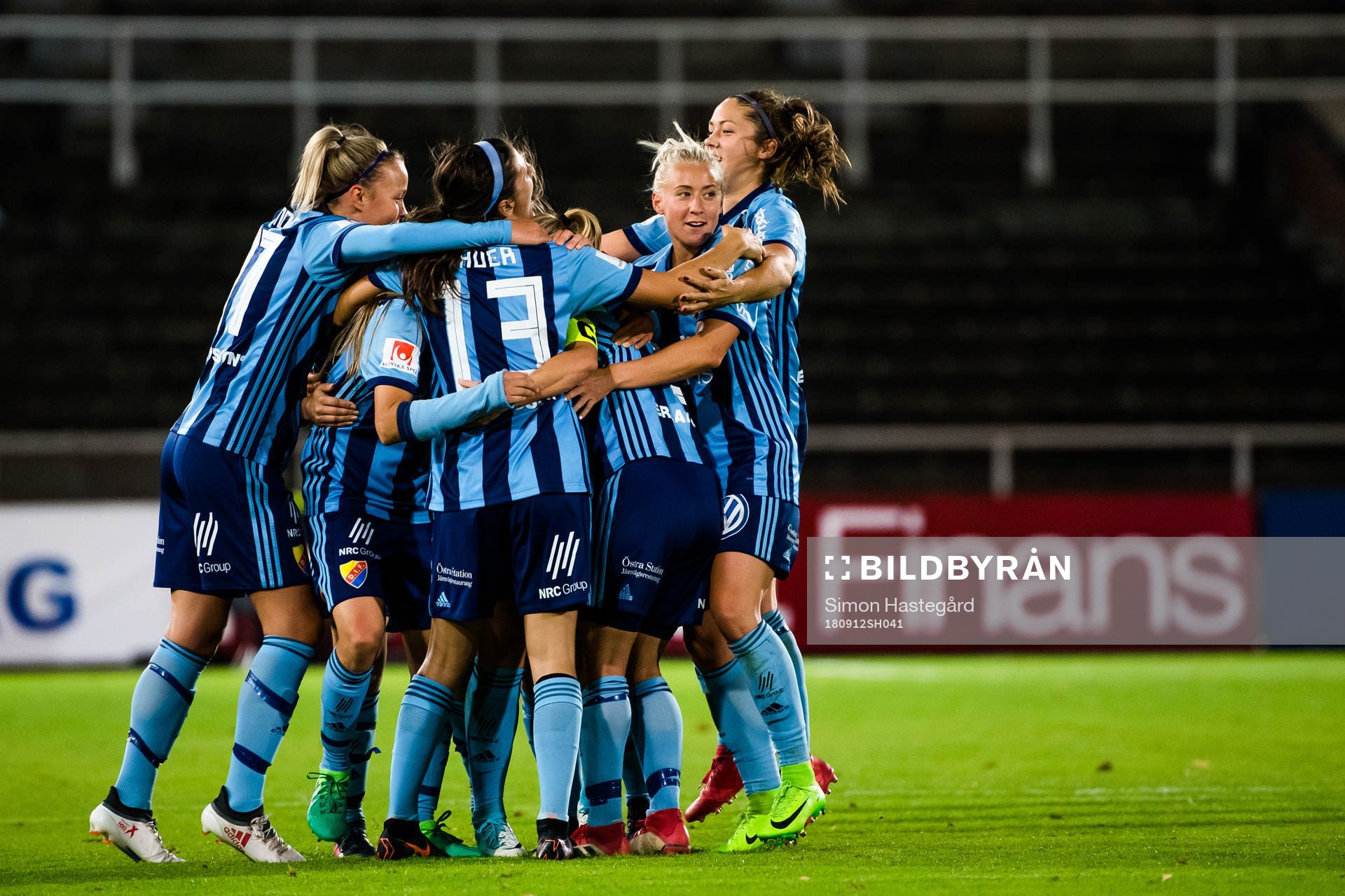 Djurgårdens Julia Spetsmark  jublar med lagkamraterna