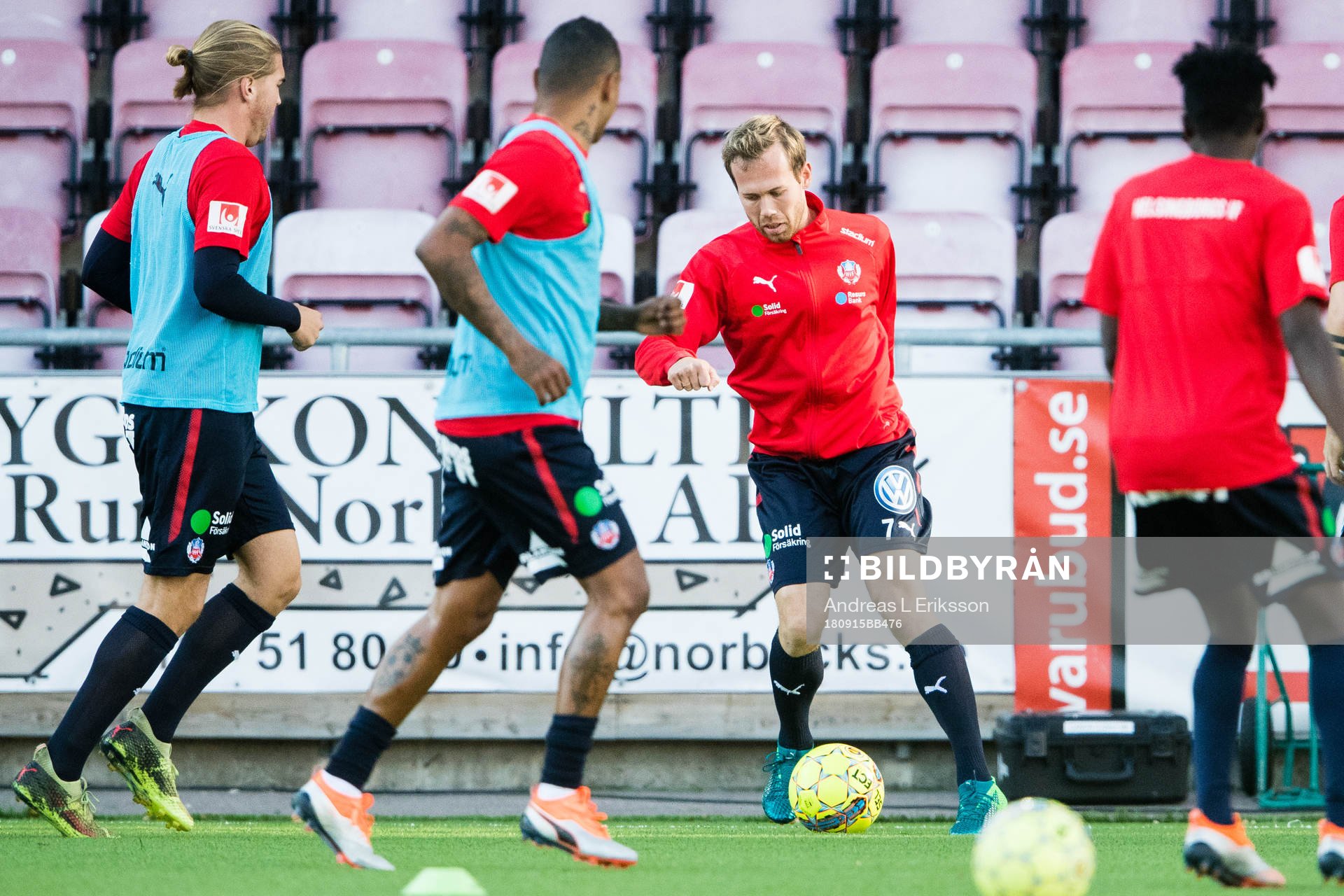 Helsingborgs Anders Degn Randrup värmer upp med sina lagkamrater innan under fotbollsmatchen i Superettan mellan AFC Eskilstuna och Helsingborg den 15 september 2018 i Eskilstuna.
