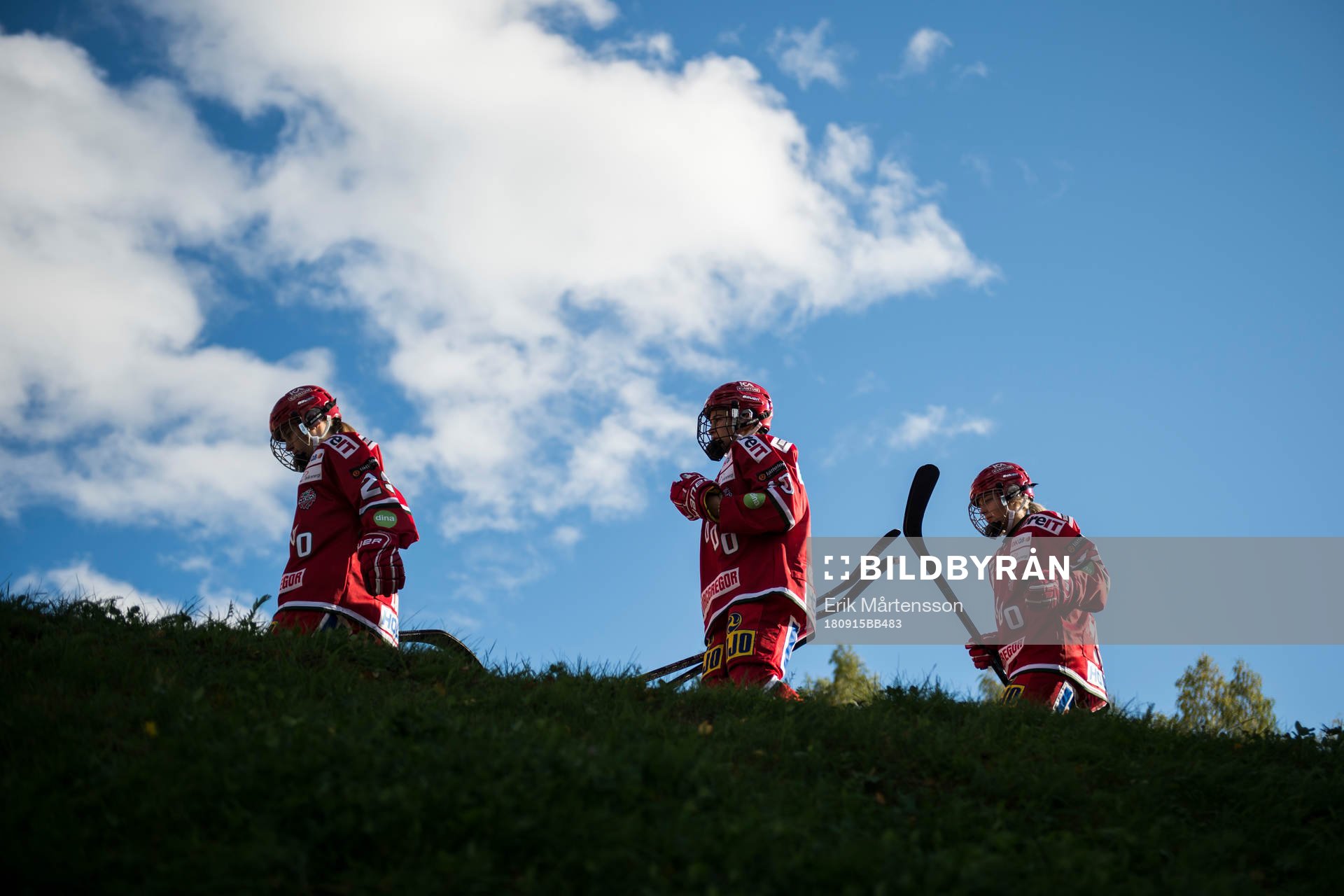 Modospelare på väg till Bjästahallens is utanför