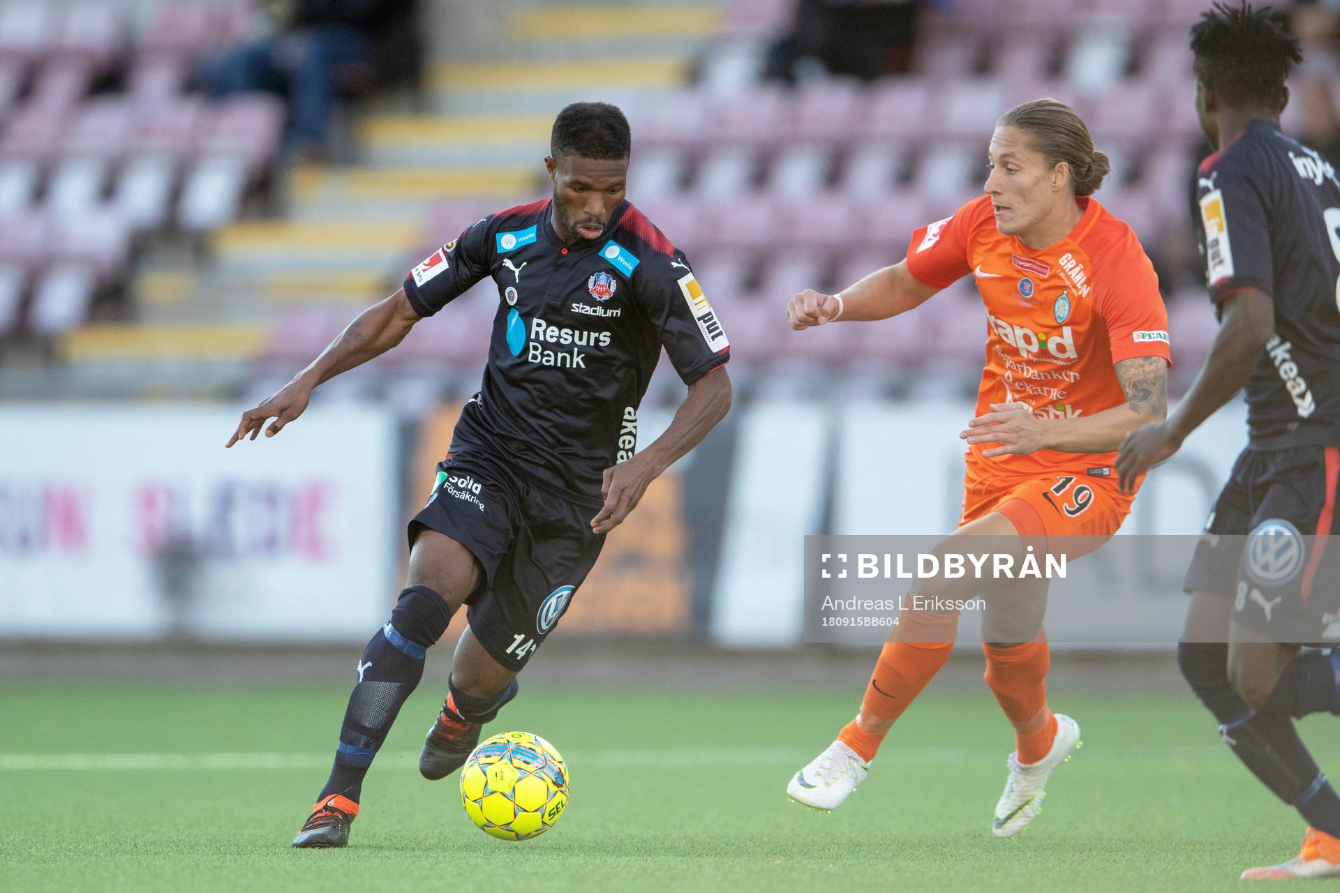 Helsingborgs Mohammed Abubakari och AFC Eskilstunas Felix