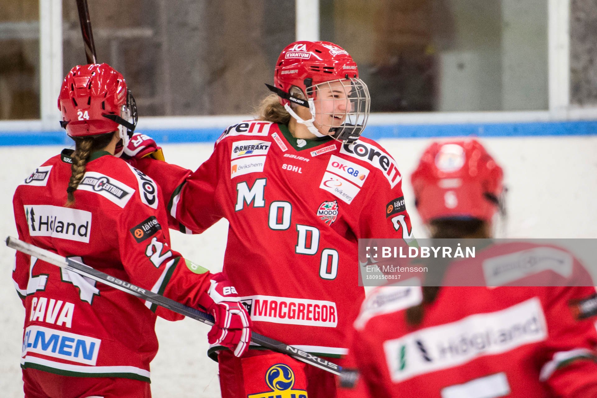Modos Michela Cava och Laura Lerchova jublar