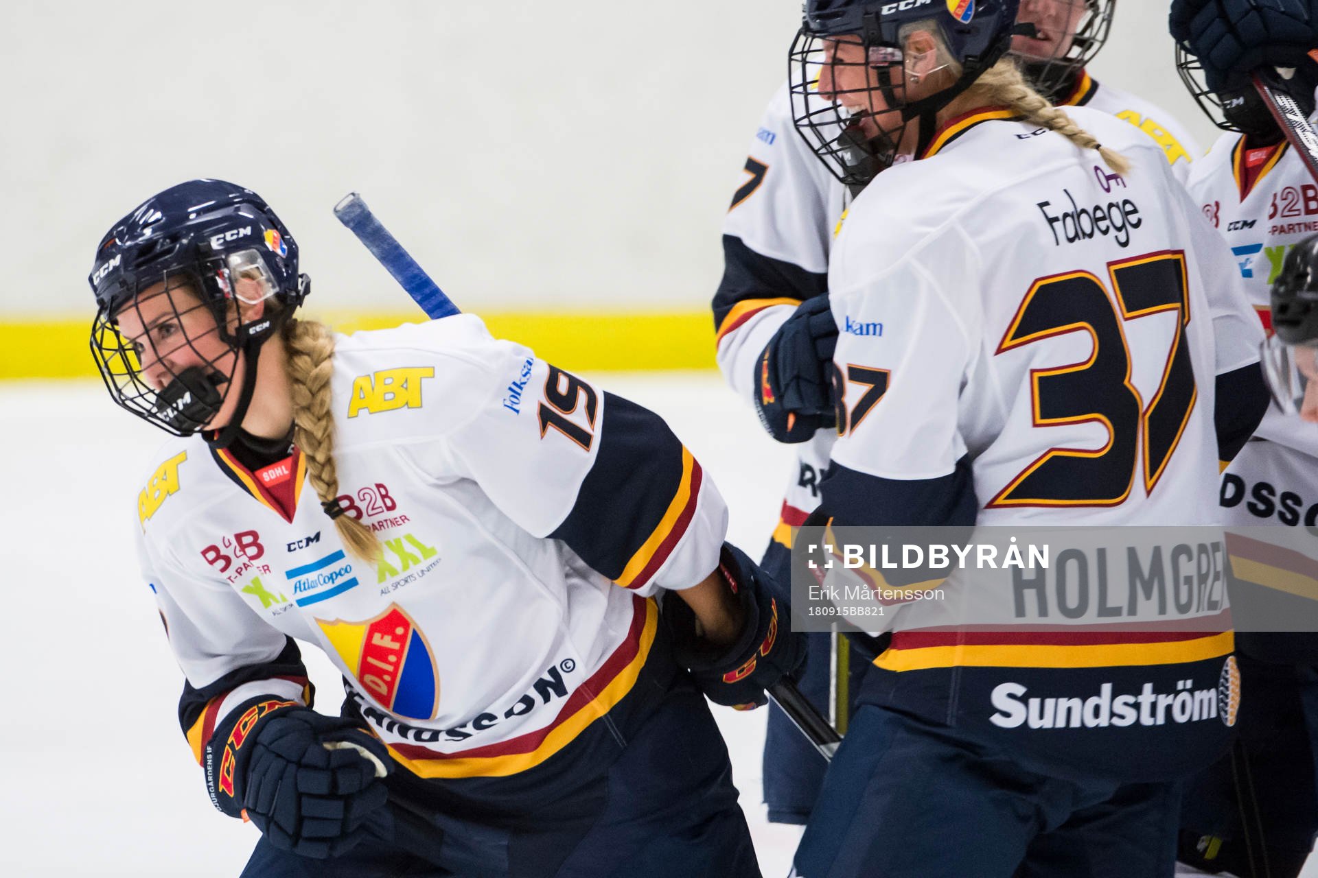Djurgårdens Julia Östlund och Josefine Holmgren jublar