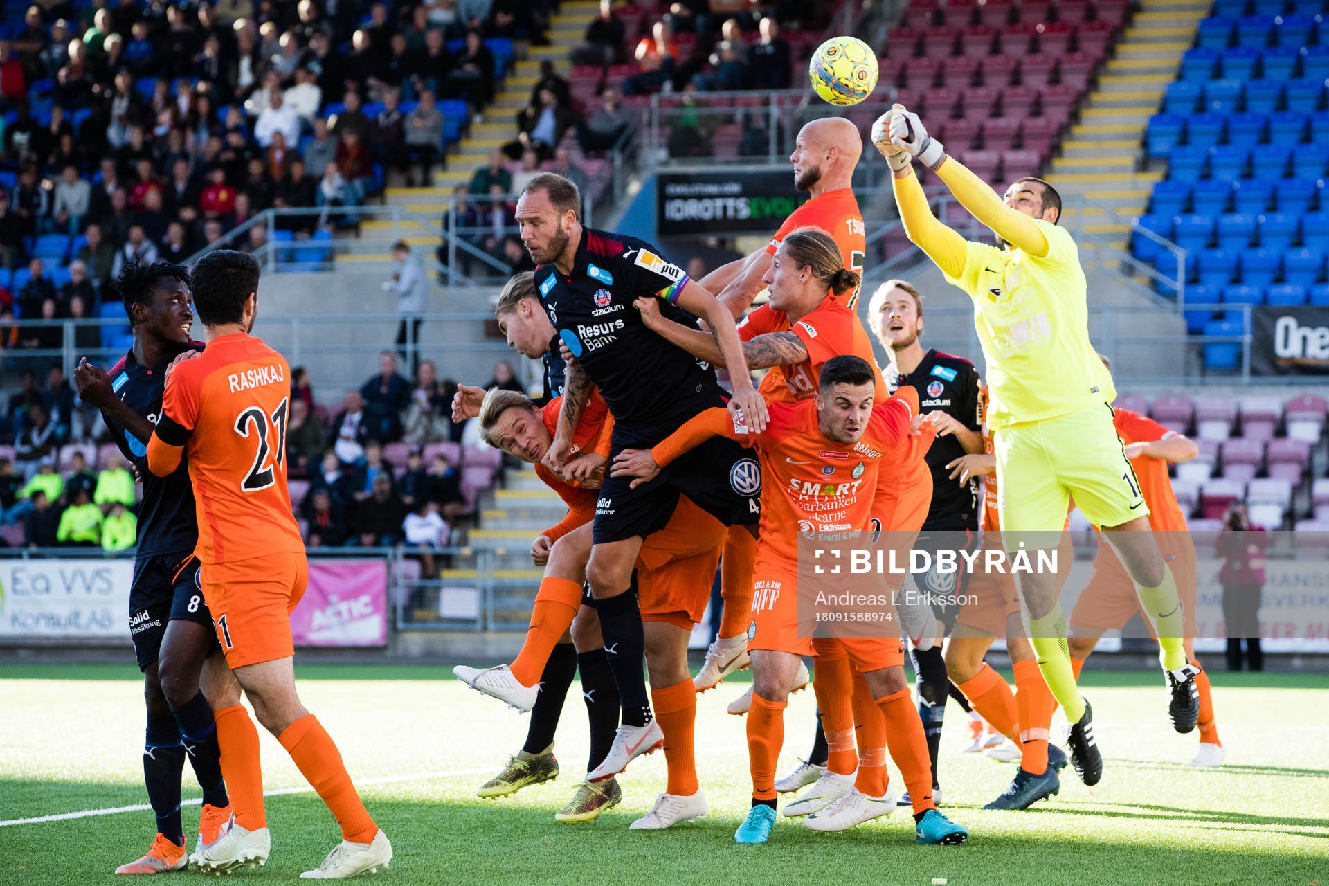 AFC Eskilstunas målvakt Gianluca Curci boxar bort bollen under fotbollsmatchen i Superettan mellan AFC Eskilstuna och Helsingborg den 15 september 2018 i Eskilstuna.