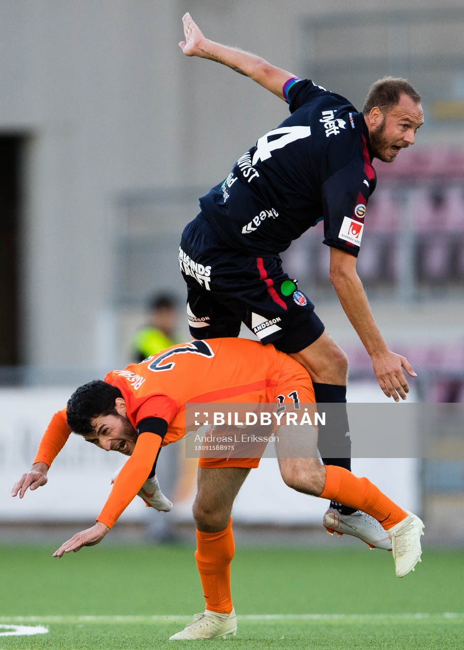 Helsingborgs Andreas Granqvist i en nickduell med AFC Eskilstunas Anel Rashkaj under fotbollsmatchen i Superettan mellan AFC Eskilstuna och Helsingborg den 15 september 2018 i Eskilstuna.