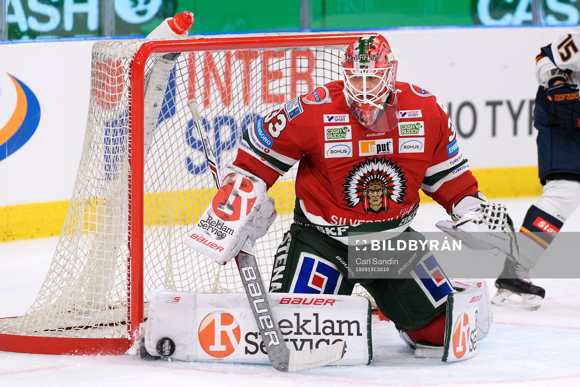 Frölundas målvakt Johan Mattsson räddar ett skott