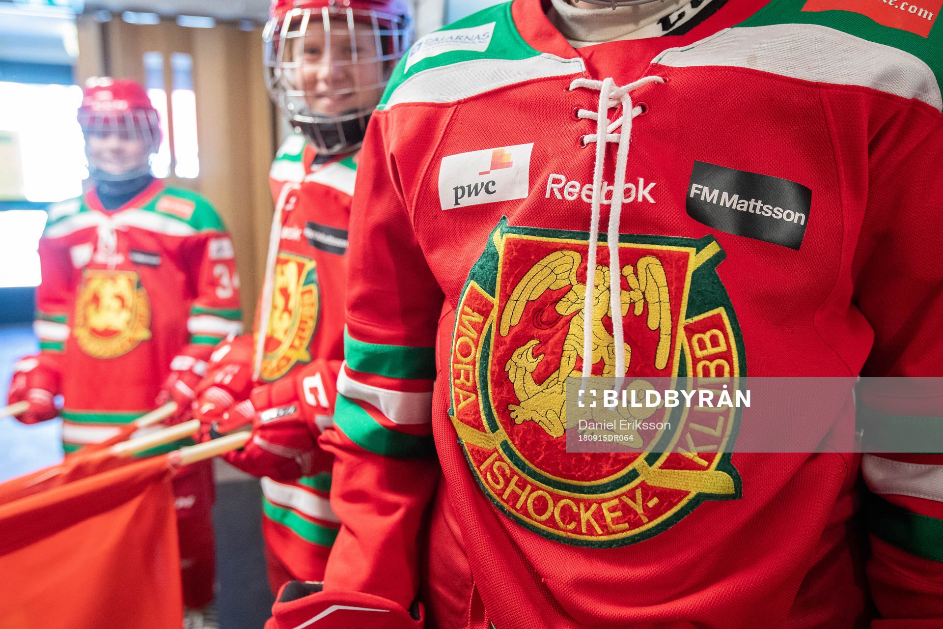 Moras fanbärare innan ishockeymatchen i SHL mellan Mora