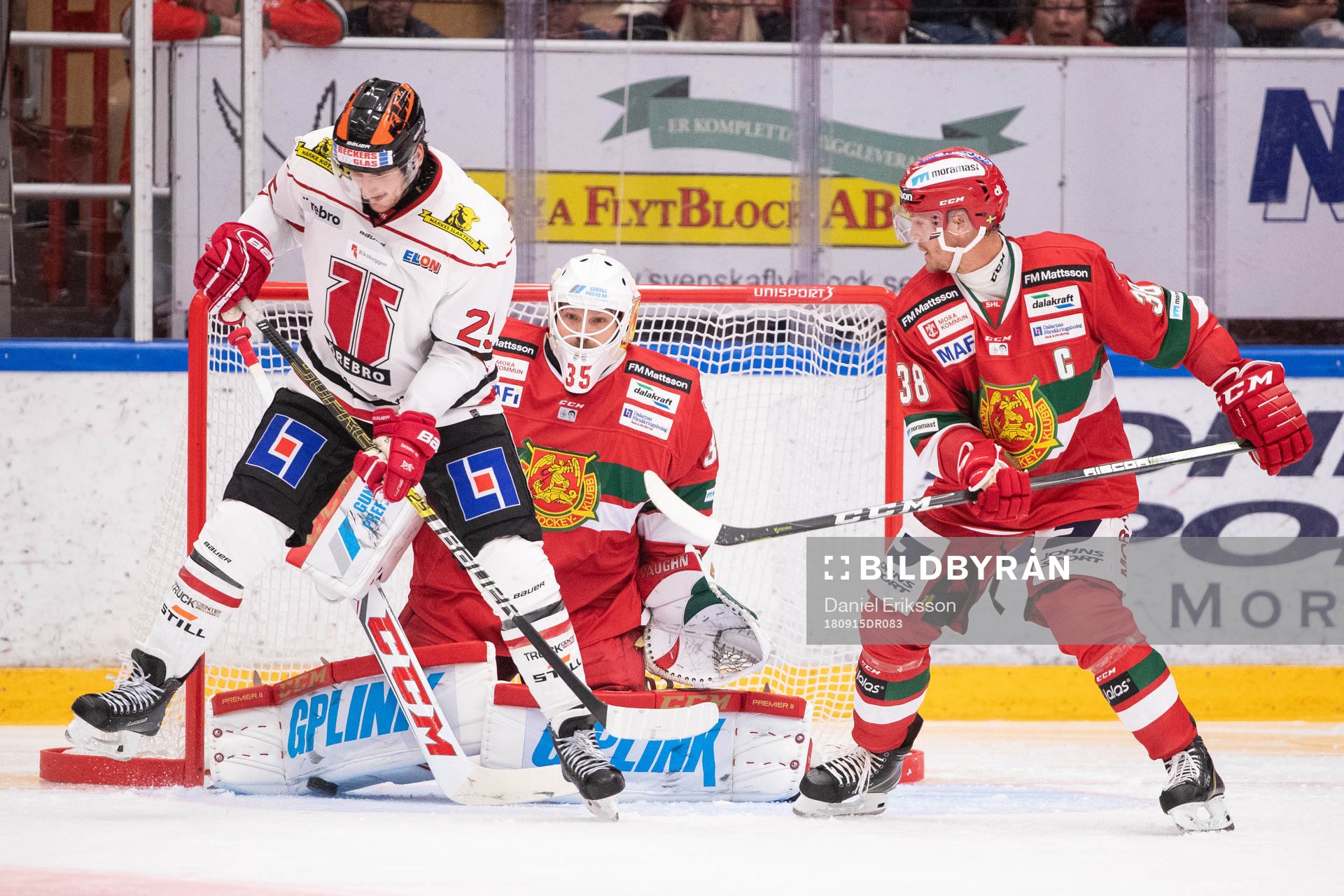 Örebros Anton Hedman framför Moras målvakt Christian
