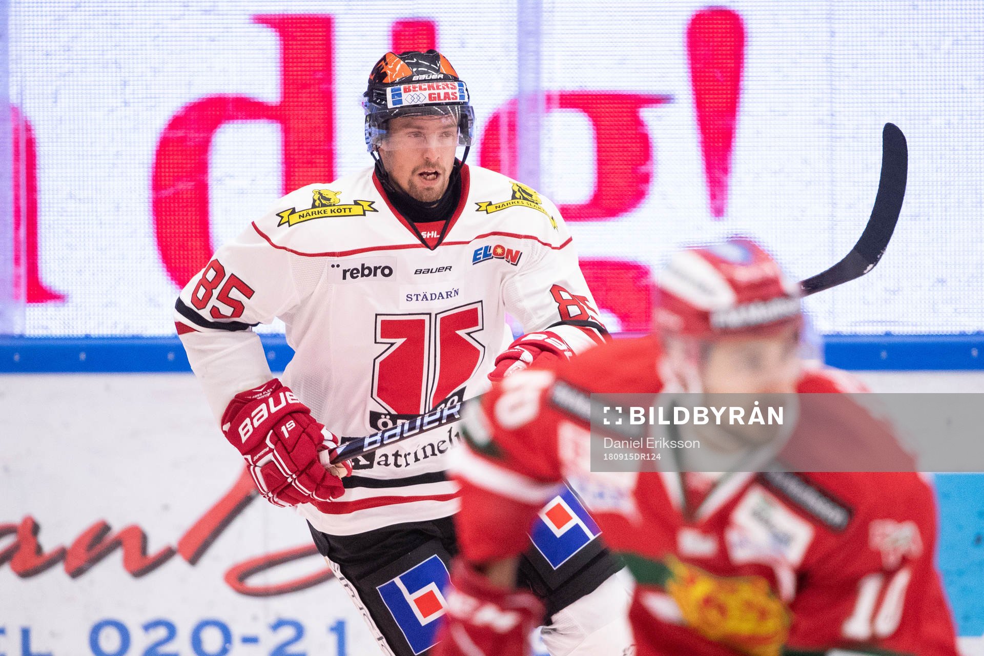 Örebros Kalle Olsson  i ishockeymatchen i SHL mellan Mora