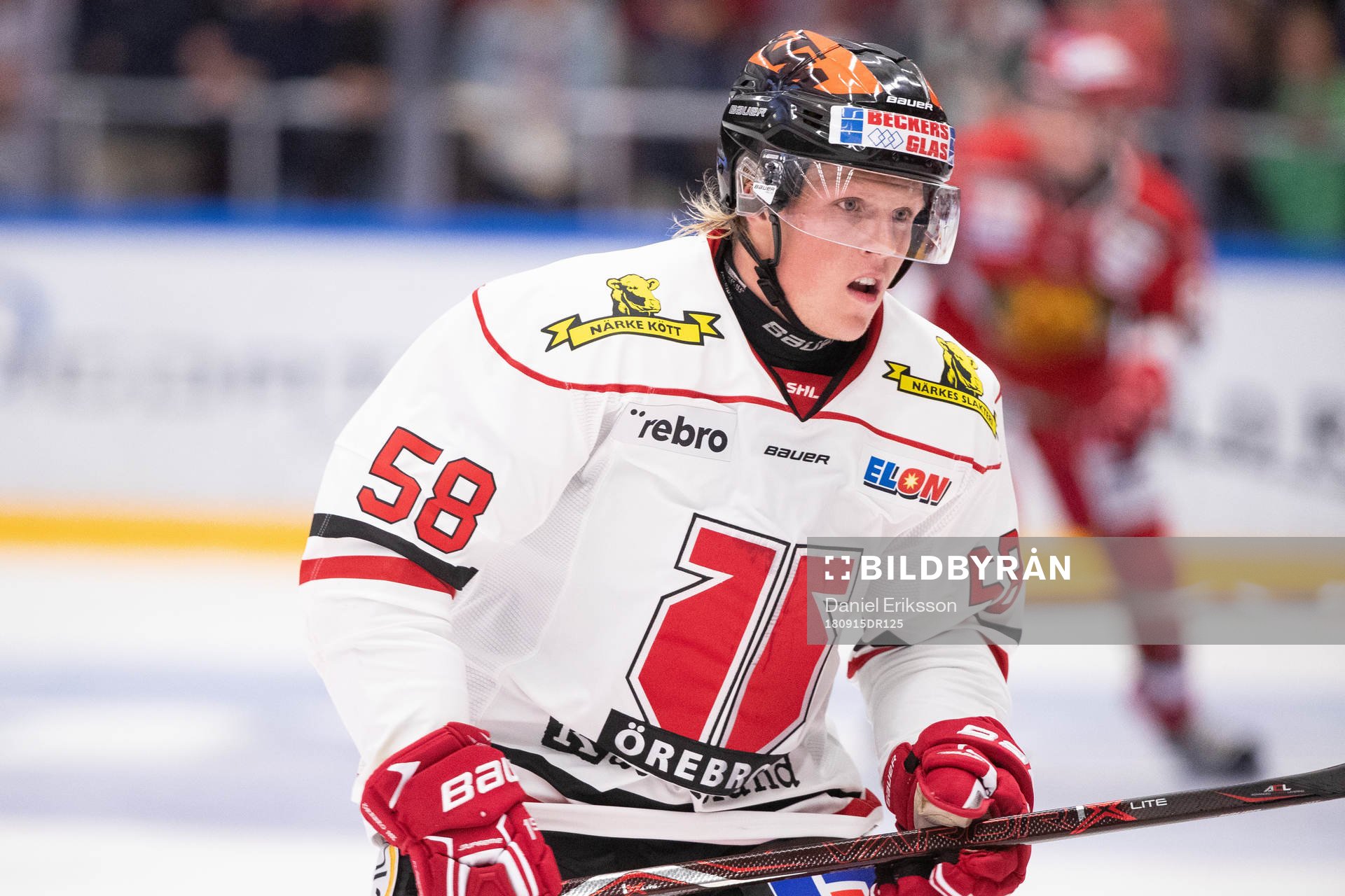Örebros Anton Johansson i ishockeymatchen i SHL mellan