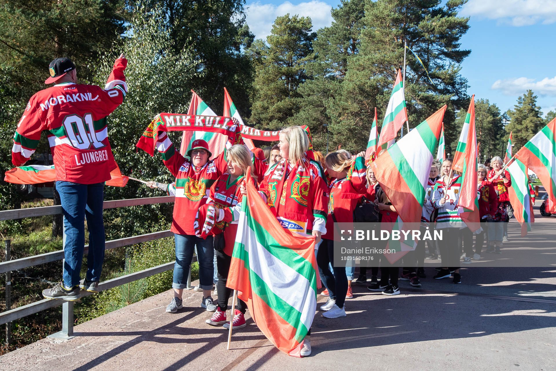 Moras supporters