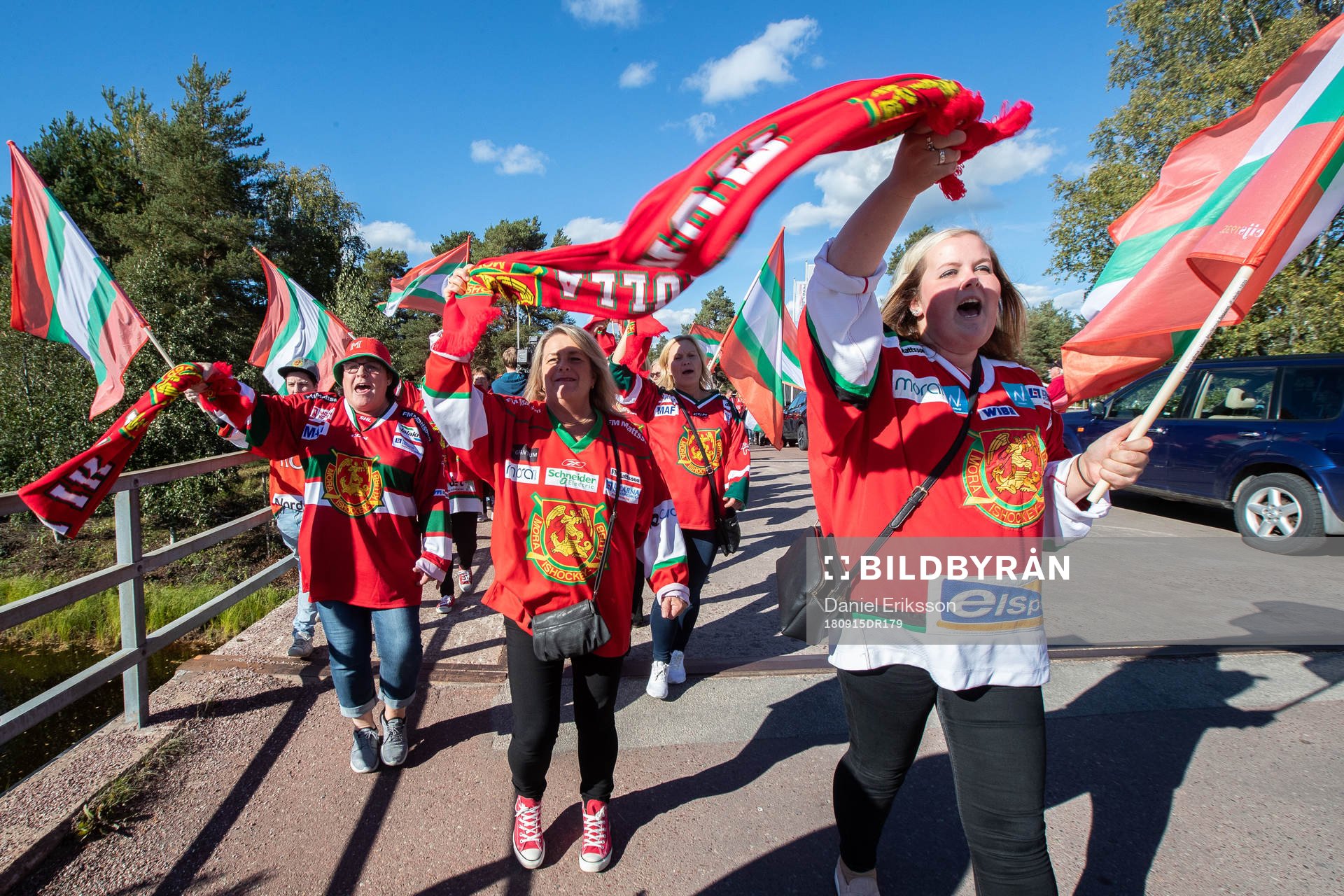 Moras supporters