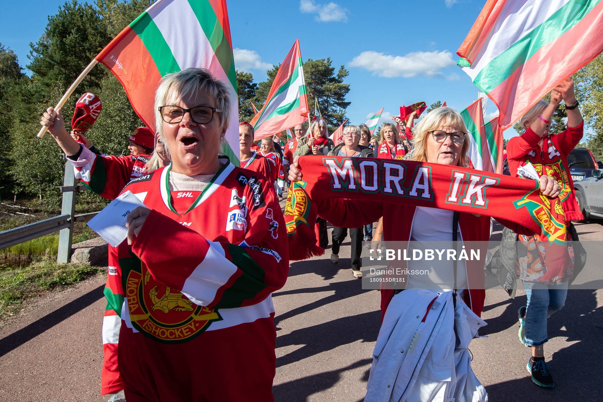 Moras supporters