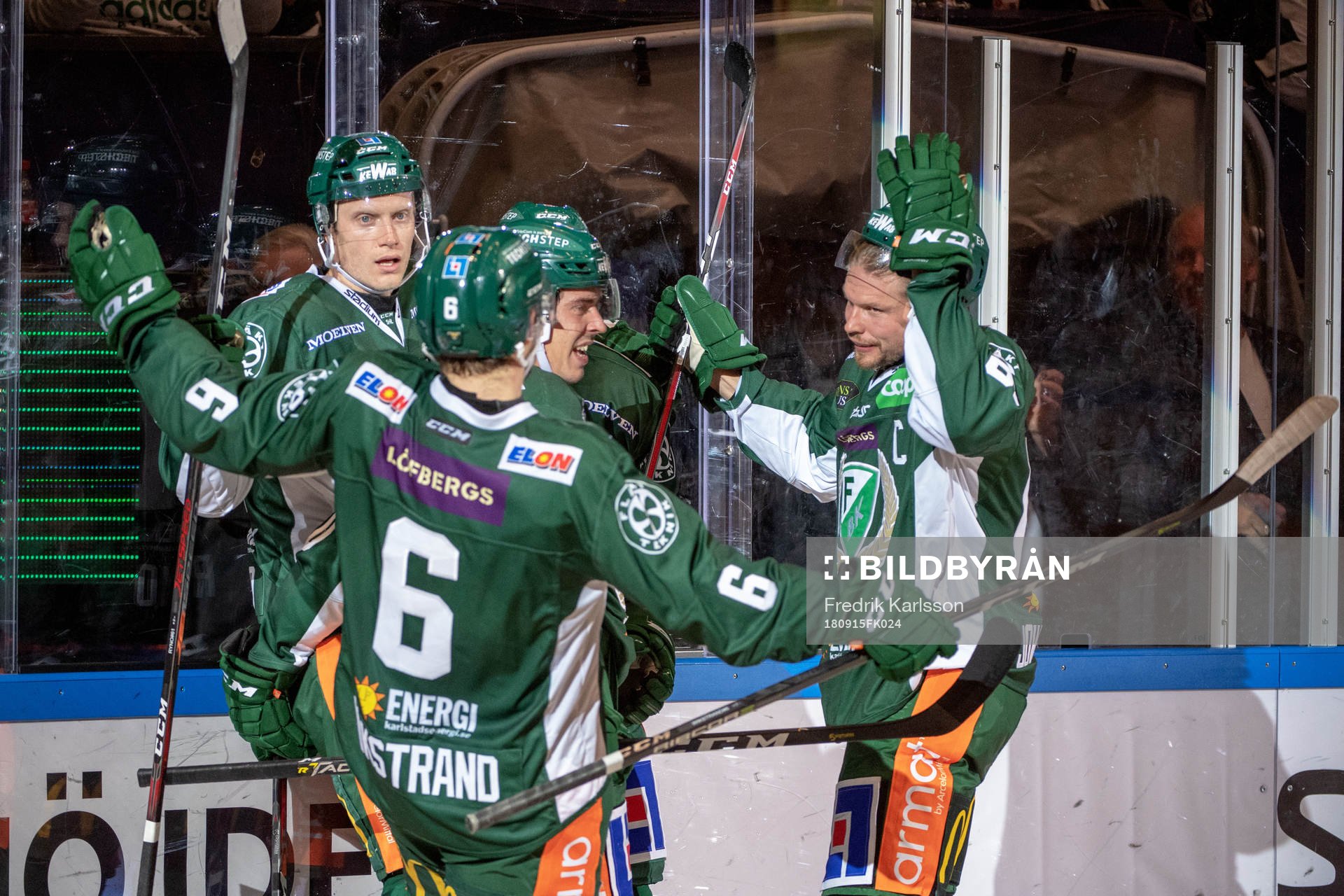Färjestads Johan Ryno jublar med lagkamrater