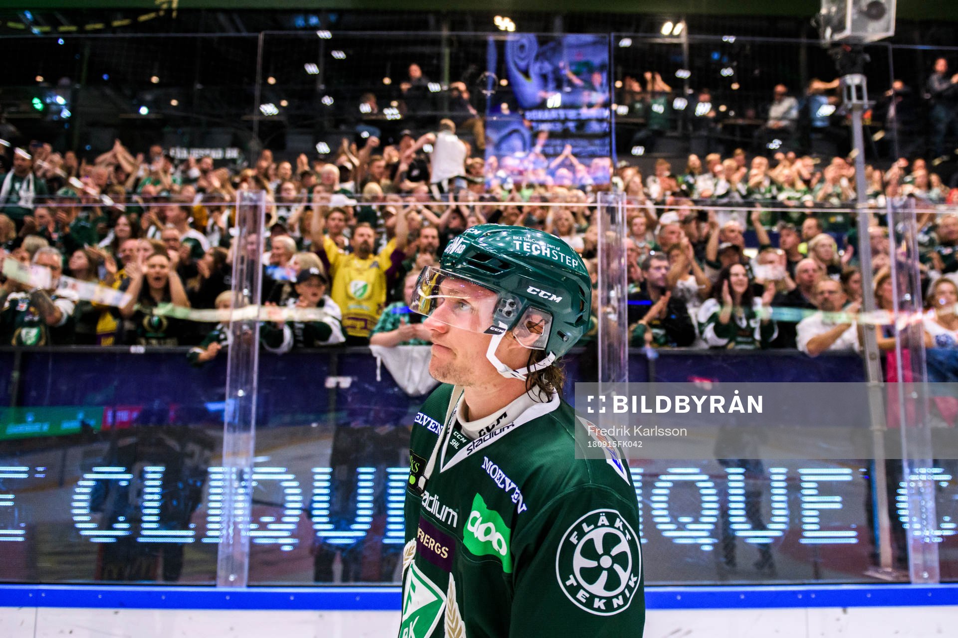 Färjestads Jesper Olofsson jublar och tackar publiken