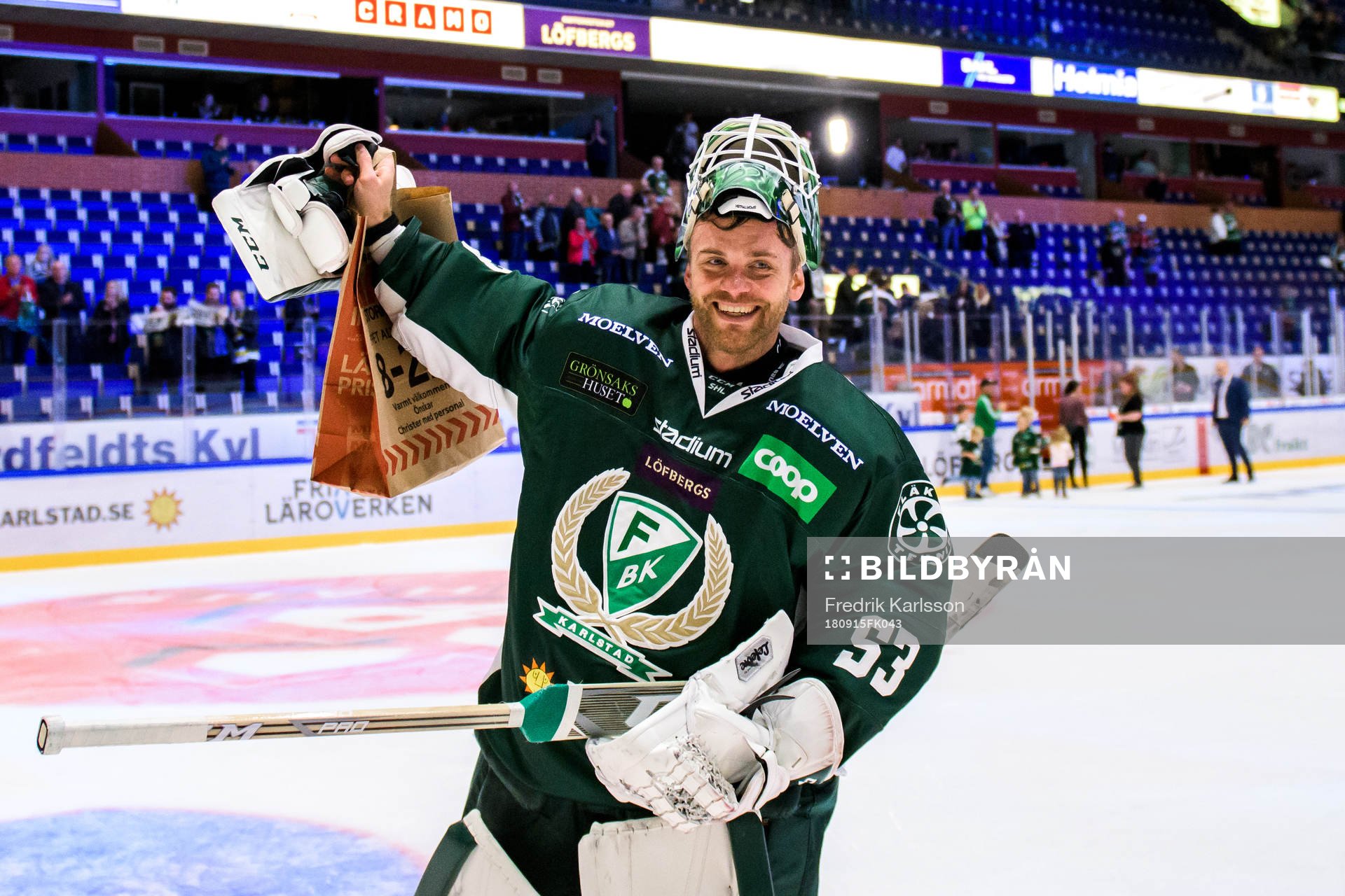 Färjestads målvakt Markus Svensson jublar