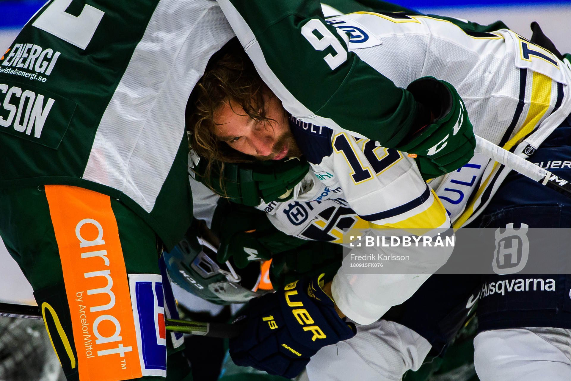 s Andreas Thuresson i en fight med Färjestads Gustav