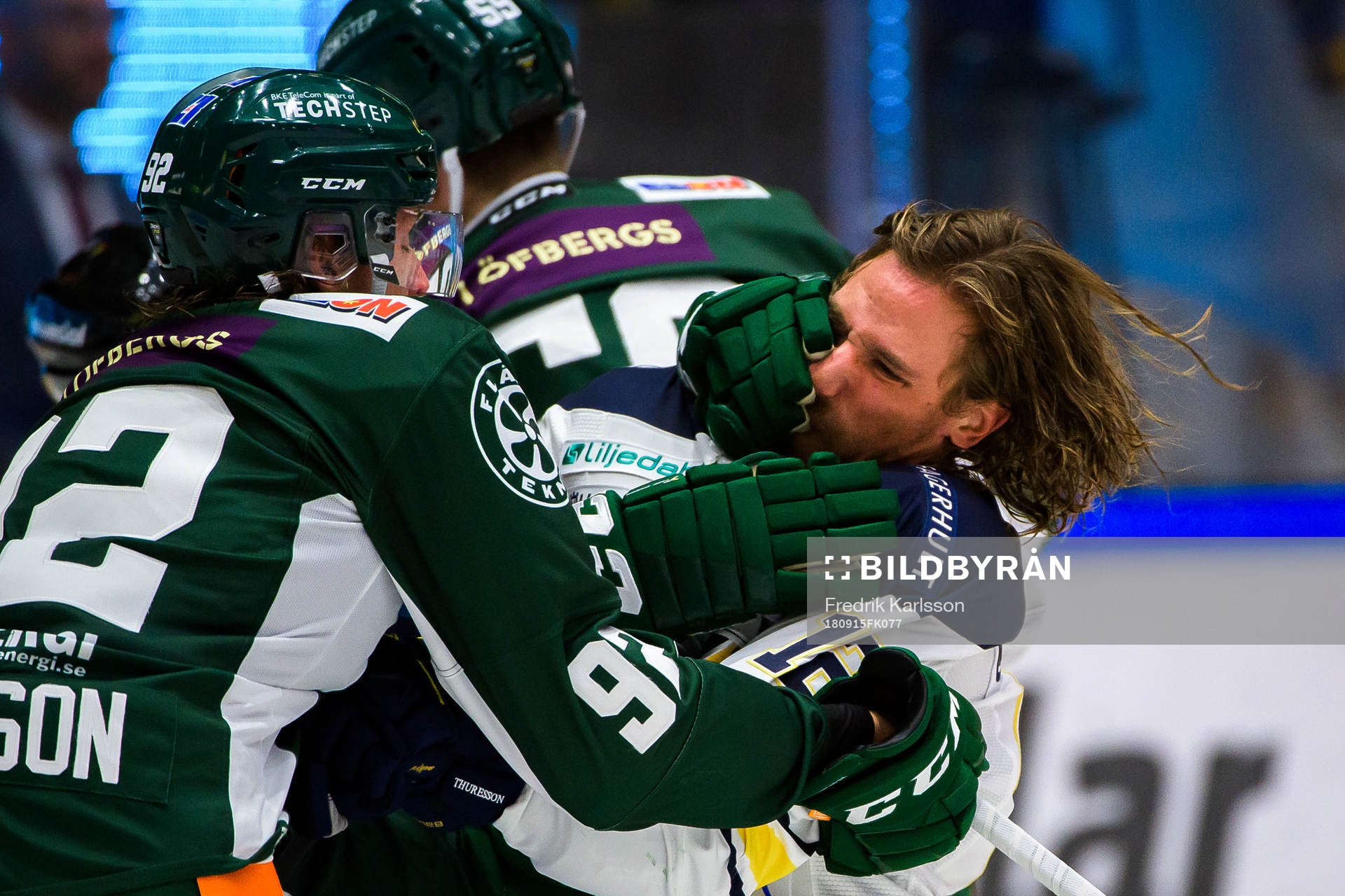 s Andreas Thuresson i en fight med Färjestads Gustav