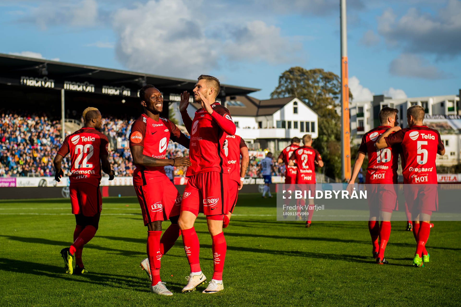 Gilli Rolantsson of Brann celebrates with Daouda Bamba of