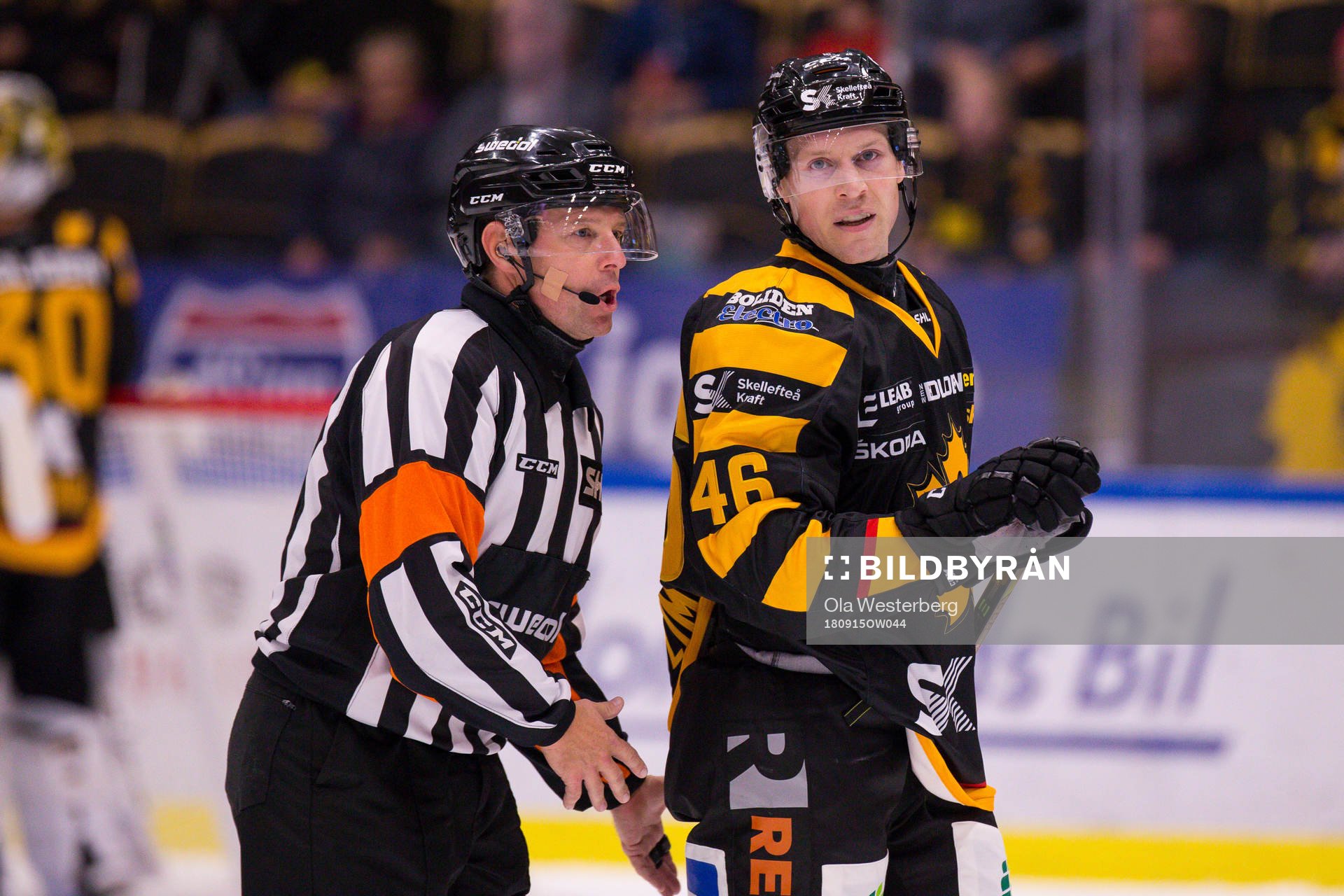 Skellefteås Mathis Olimb pratar med domare Wolmer Edqvist