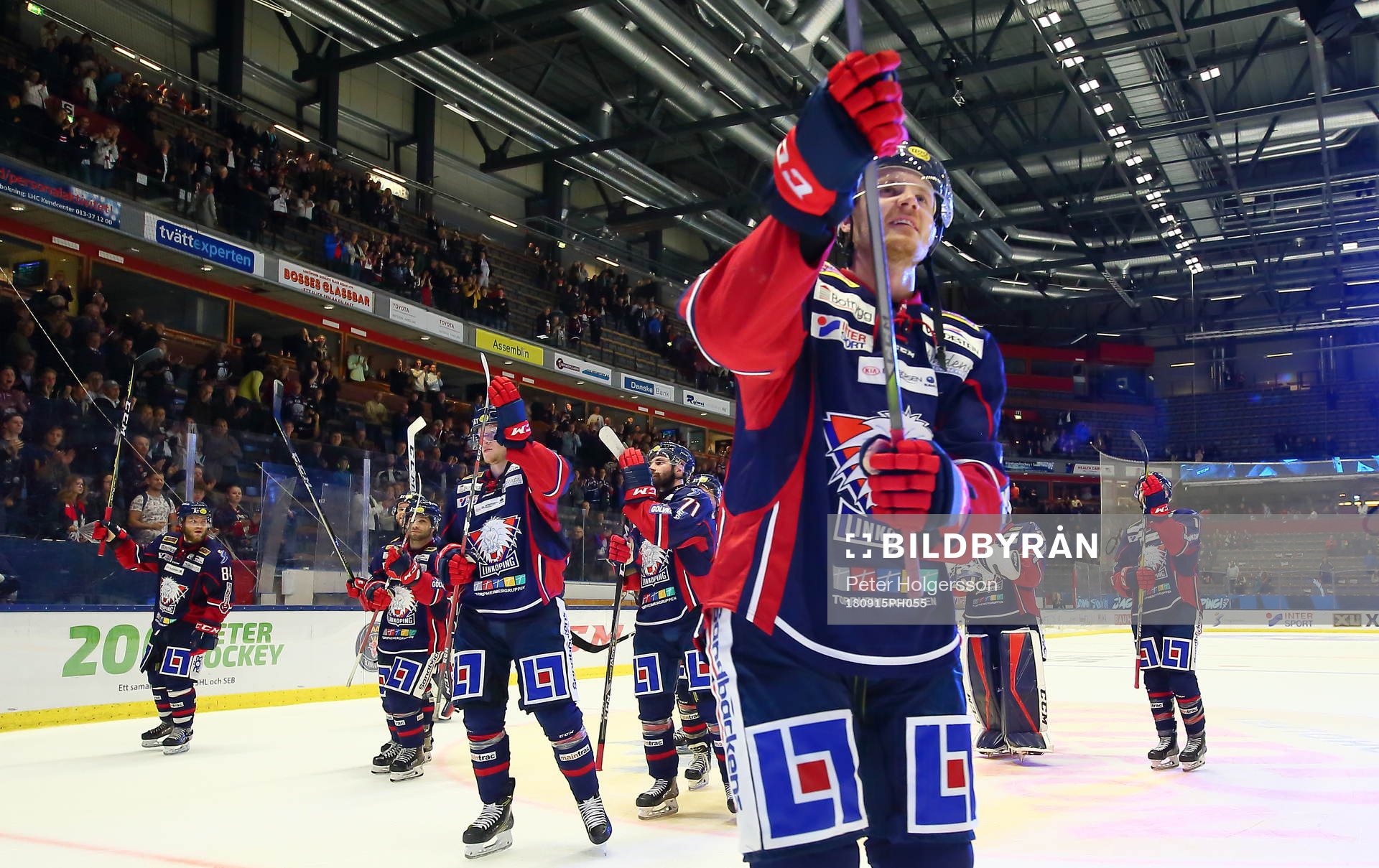 Linköpings Nick Sörenssen jublar med laget