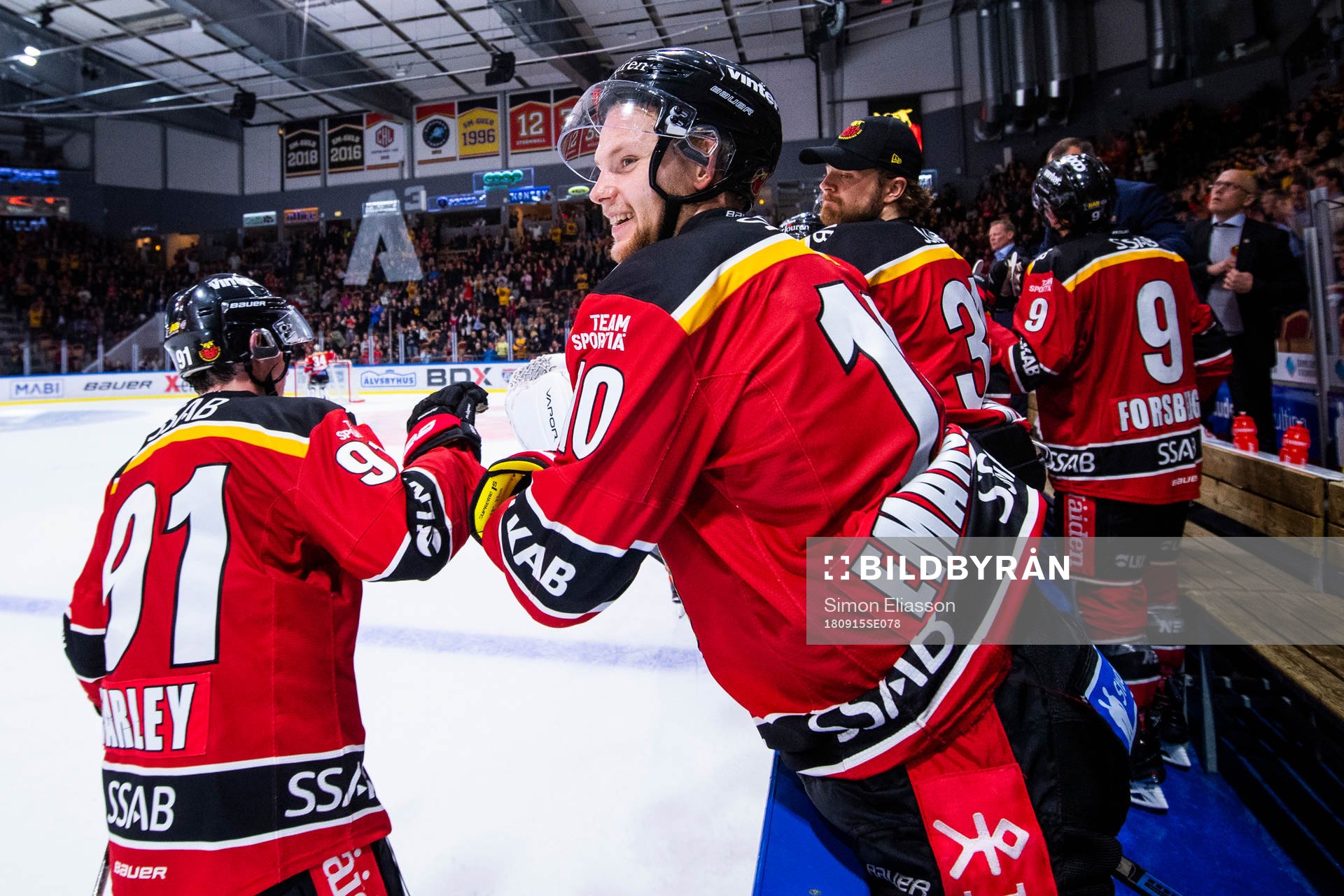 Luleås Einar Emanuelsson och Austin Farley jublar