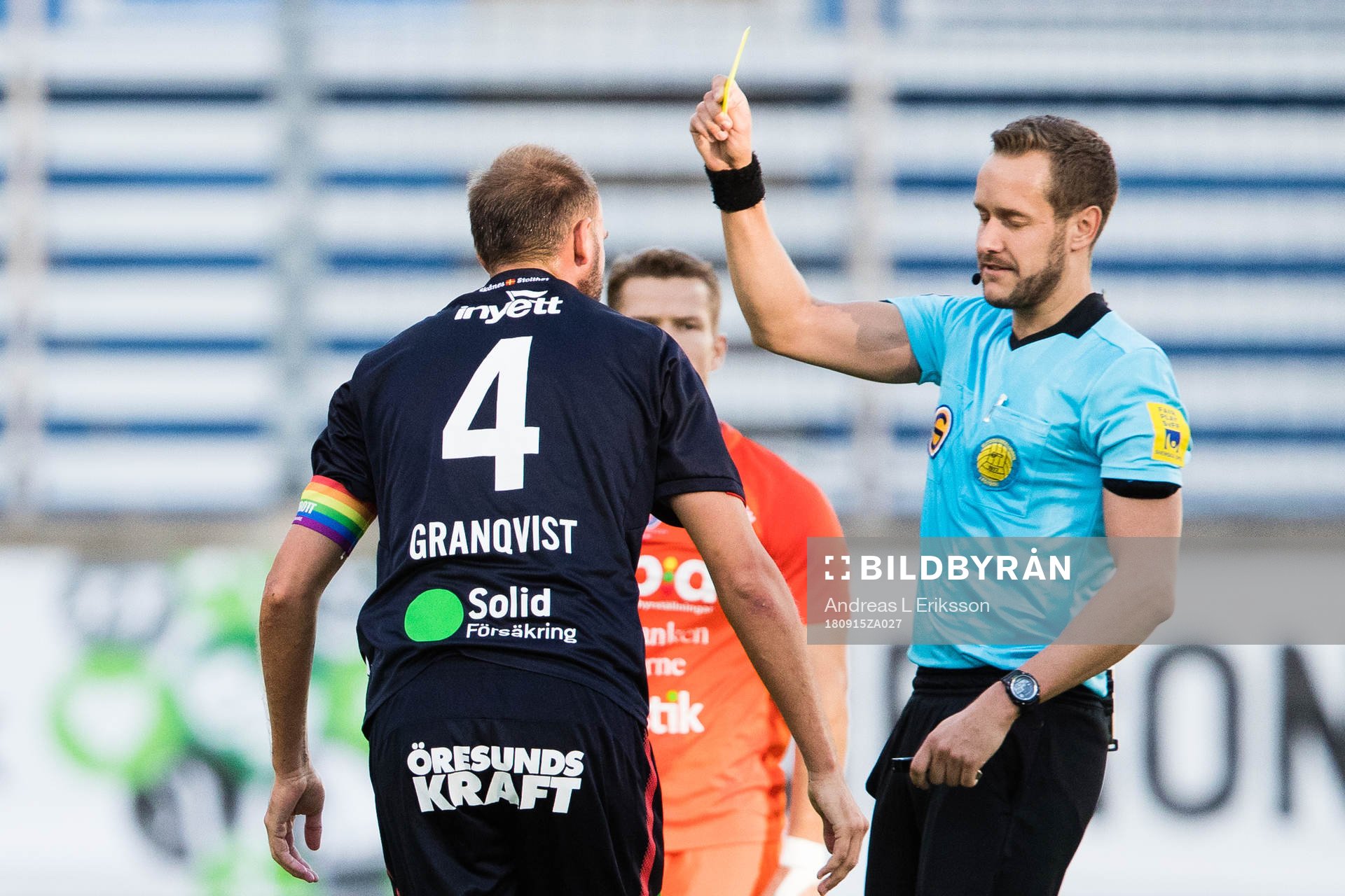 Helsingborgs Andreas Granqvist får ett gult kort av domare