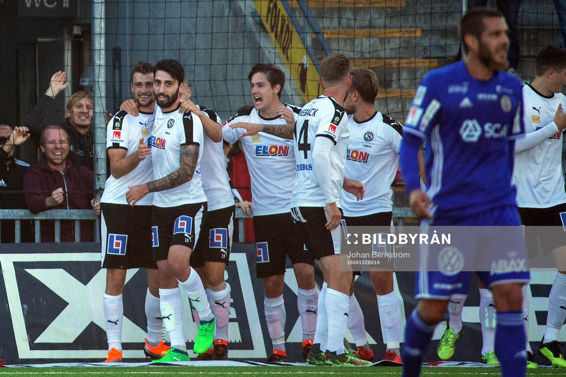 Örebros Filip Rogic jublar med lagkamrater