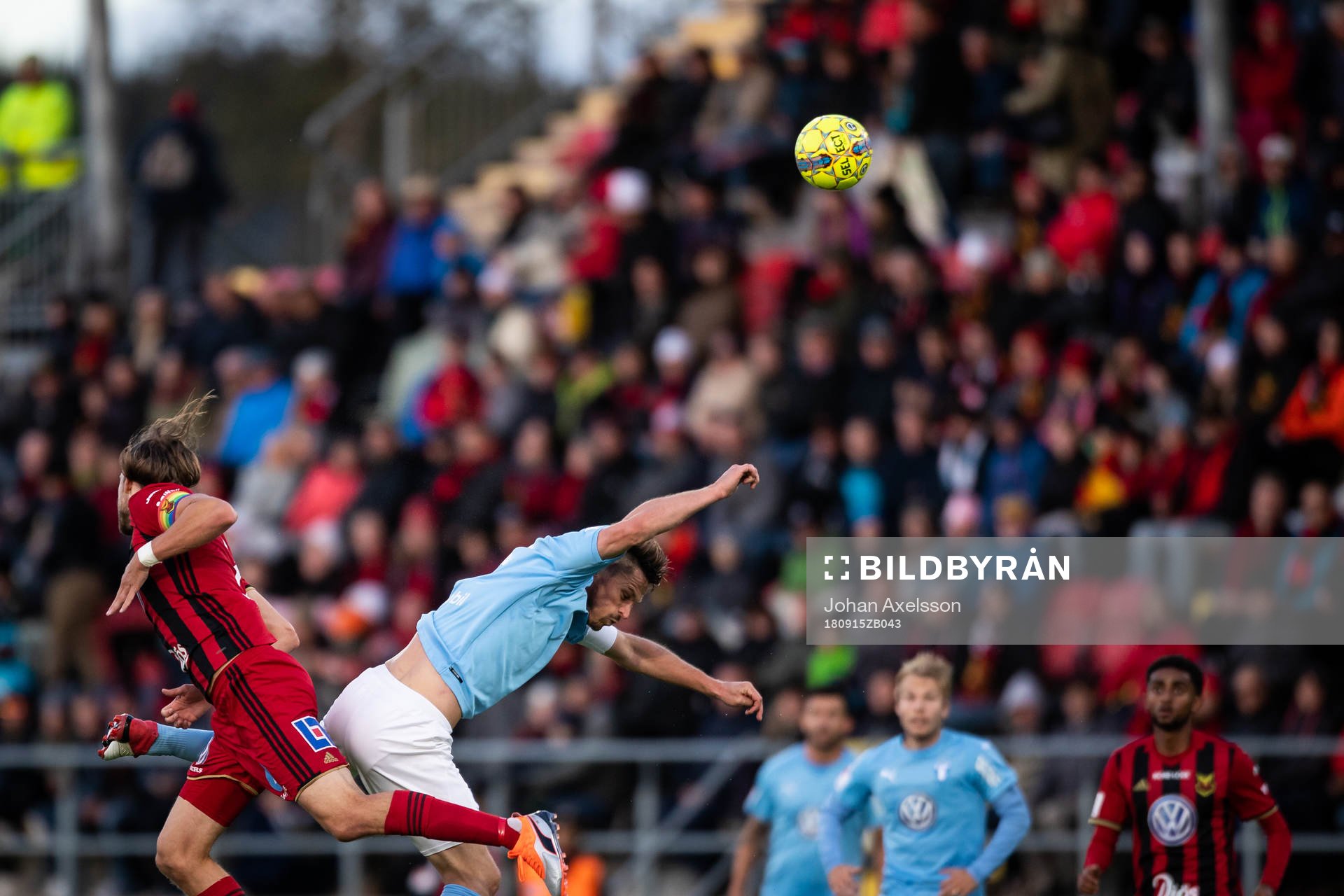 Östersunds målvakt Aly Keita och Malmö FFs Markus Rosenberg i närkamp under fotbollsmatchen i Allsvenskan mellan Östersund och Malmö FF den 15 September 2018 i Östersund.