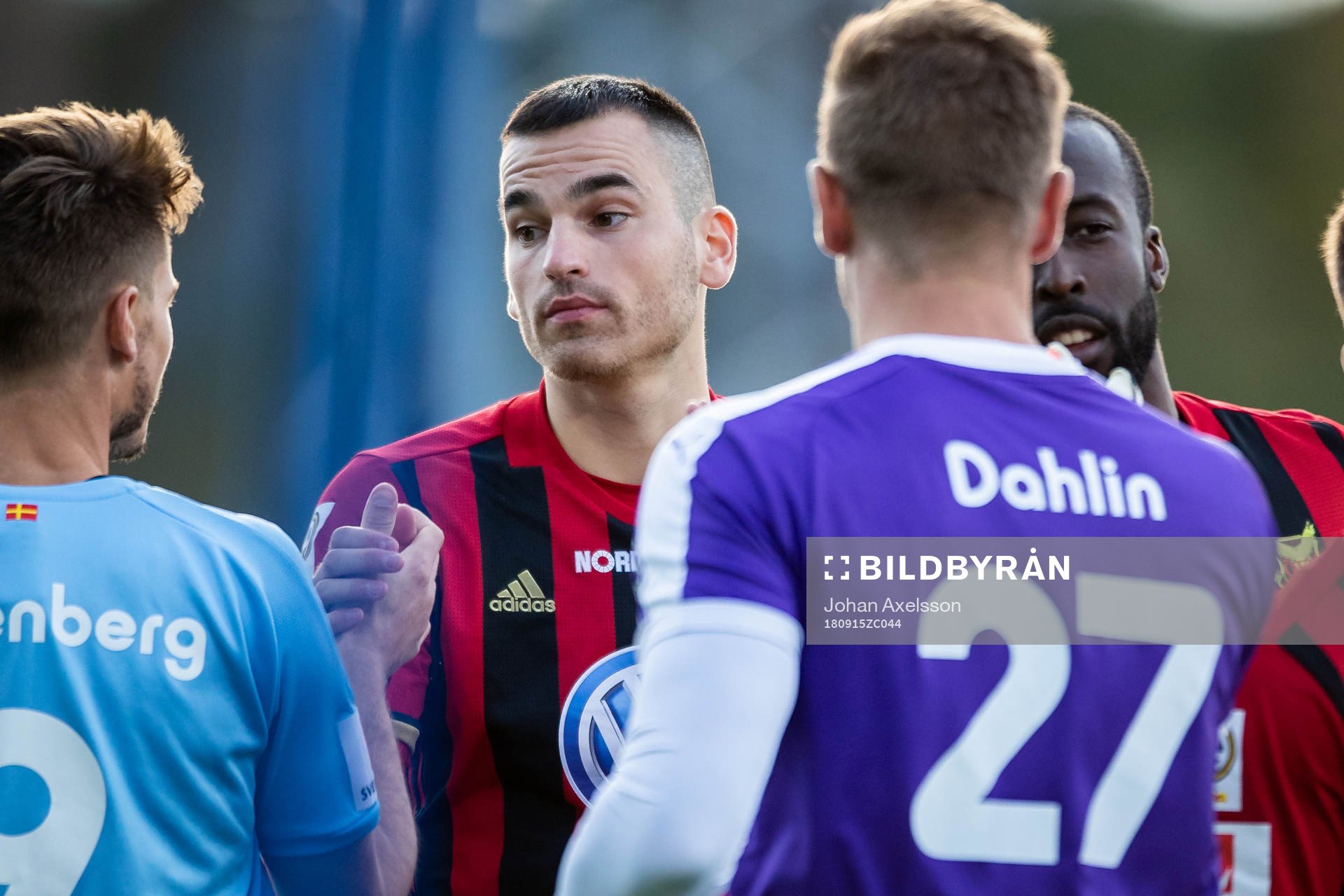 Malmö FFs Markus Rosenberg  hälsar på Östersunds Dino