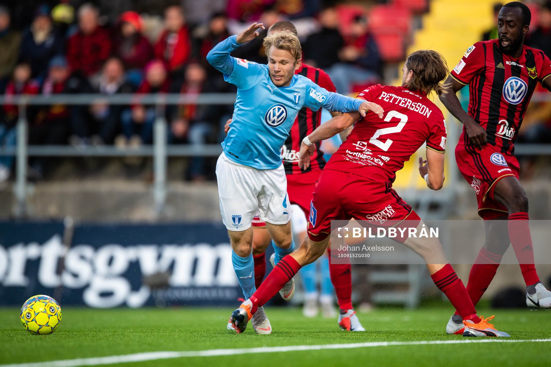 Malmö FFs Oscar Lewicki och Östersunds Tom Pettersson i