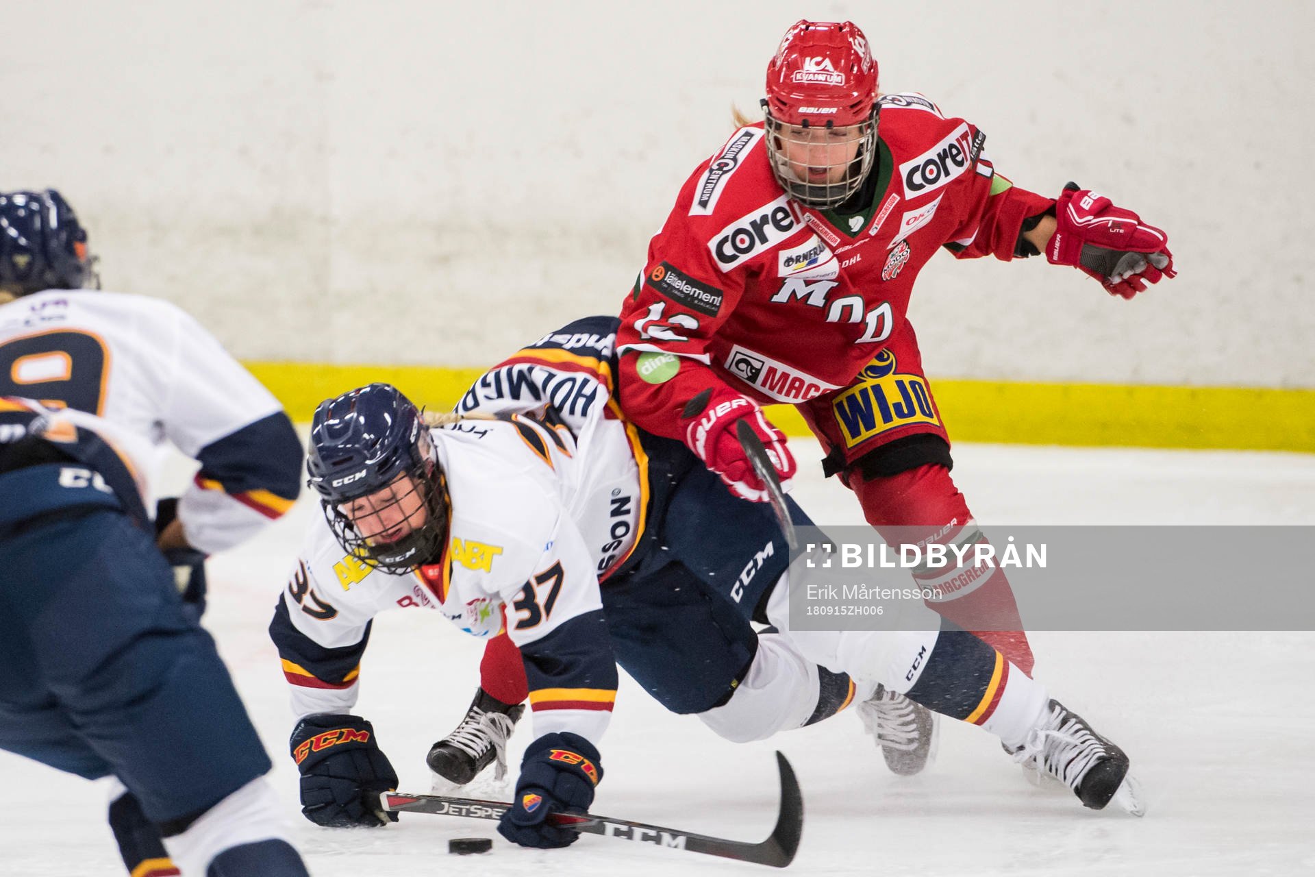 Djurgårdens Josefine Holmgren och Modos Kaitlyn Tougas i